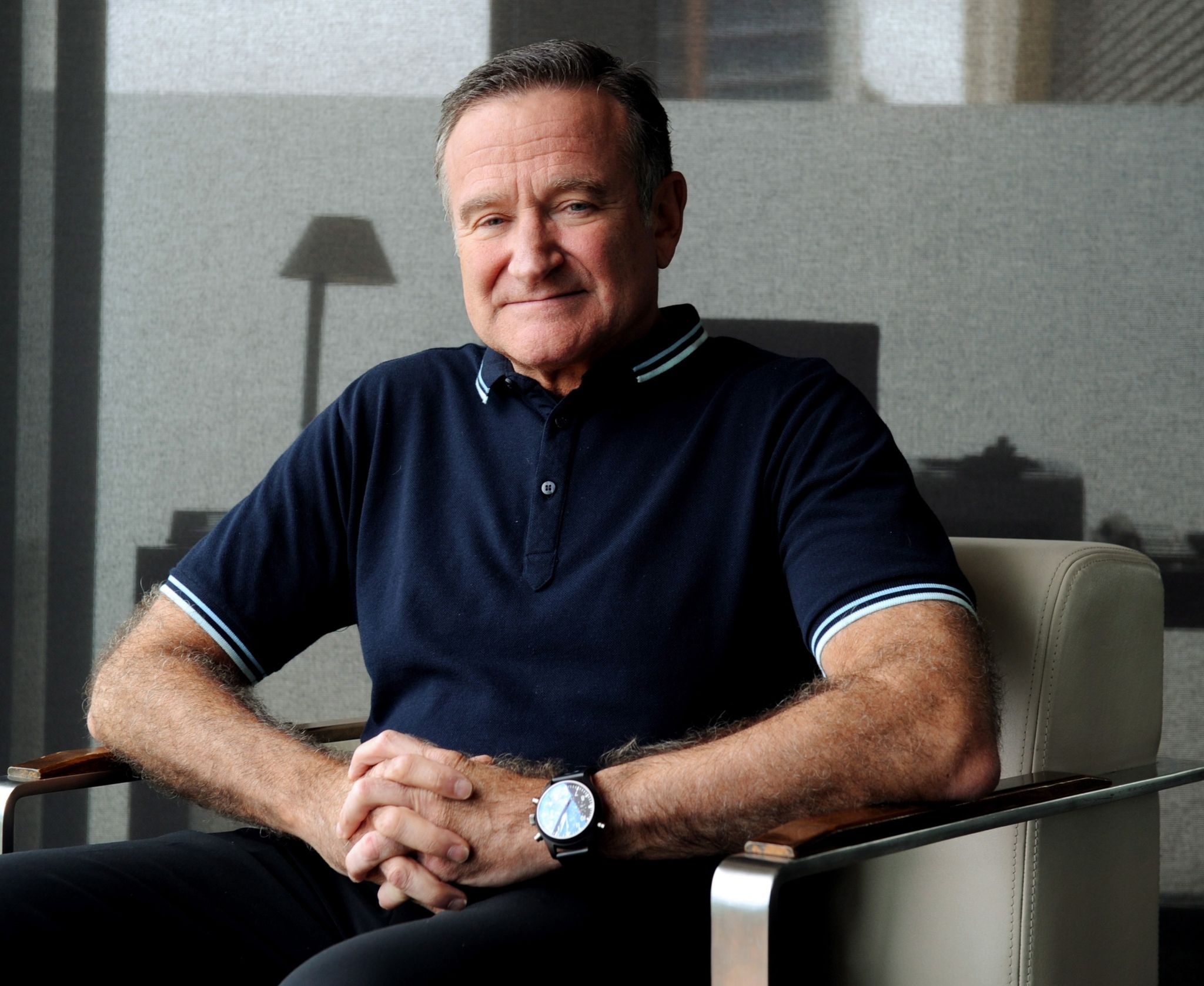 Der Amerikanische Schauspieler Robin Williams Ist Zwar Tot, Kann Aber Mittels KI Dennoch Seine Stimme Erheben.
