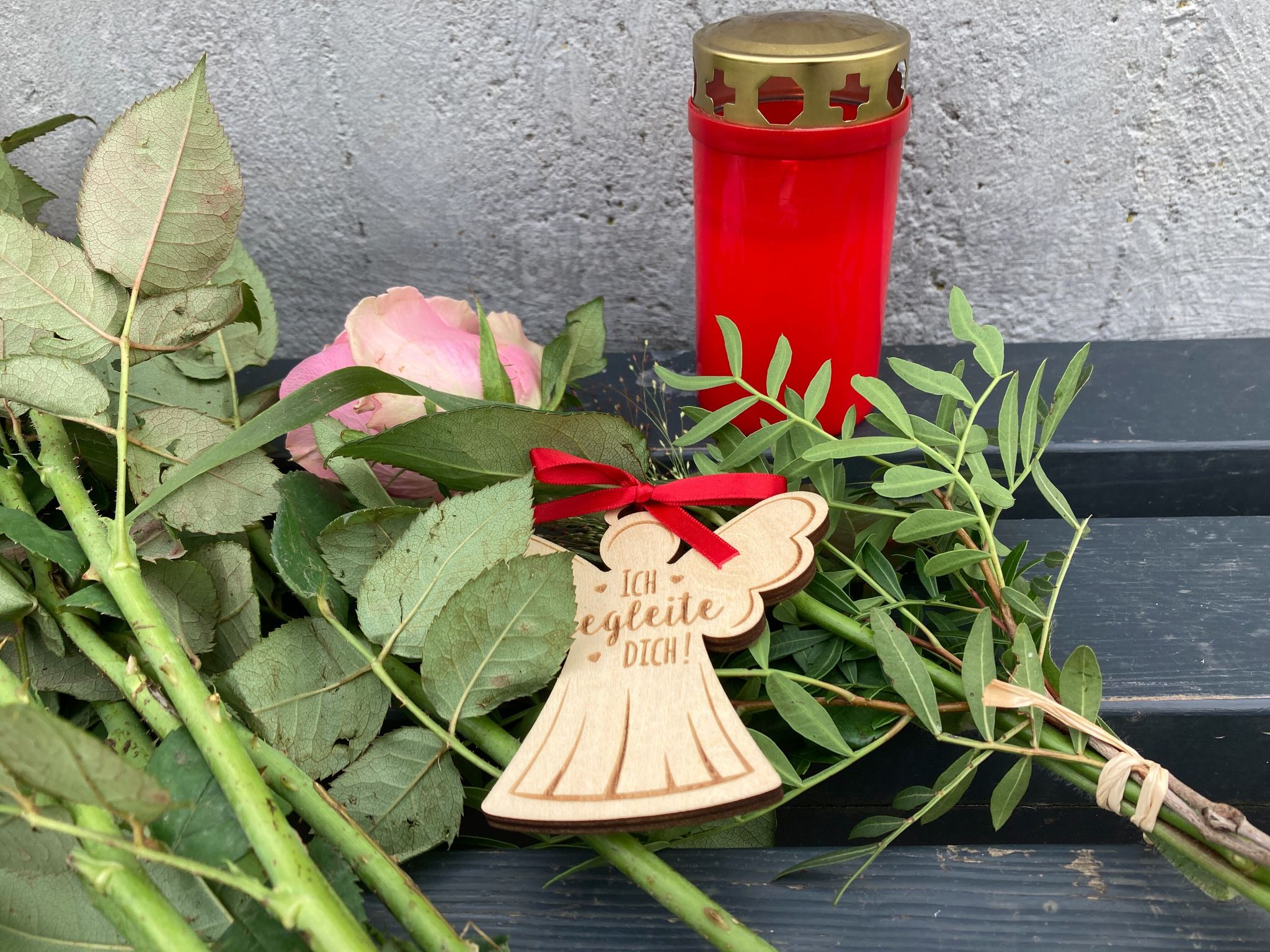 Blumen, Kerzen Und Ein Engel Für Eine  14-Jährige Aus Nordhessen, Die Tot In Einem Waldstück Gefunden Wurde.