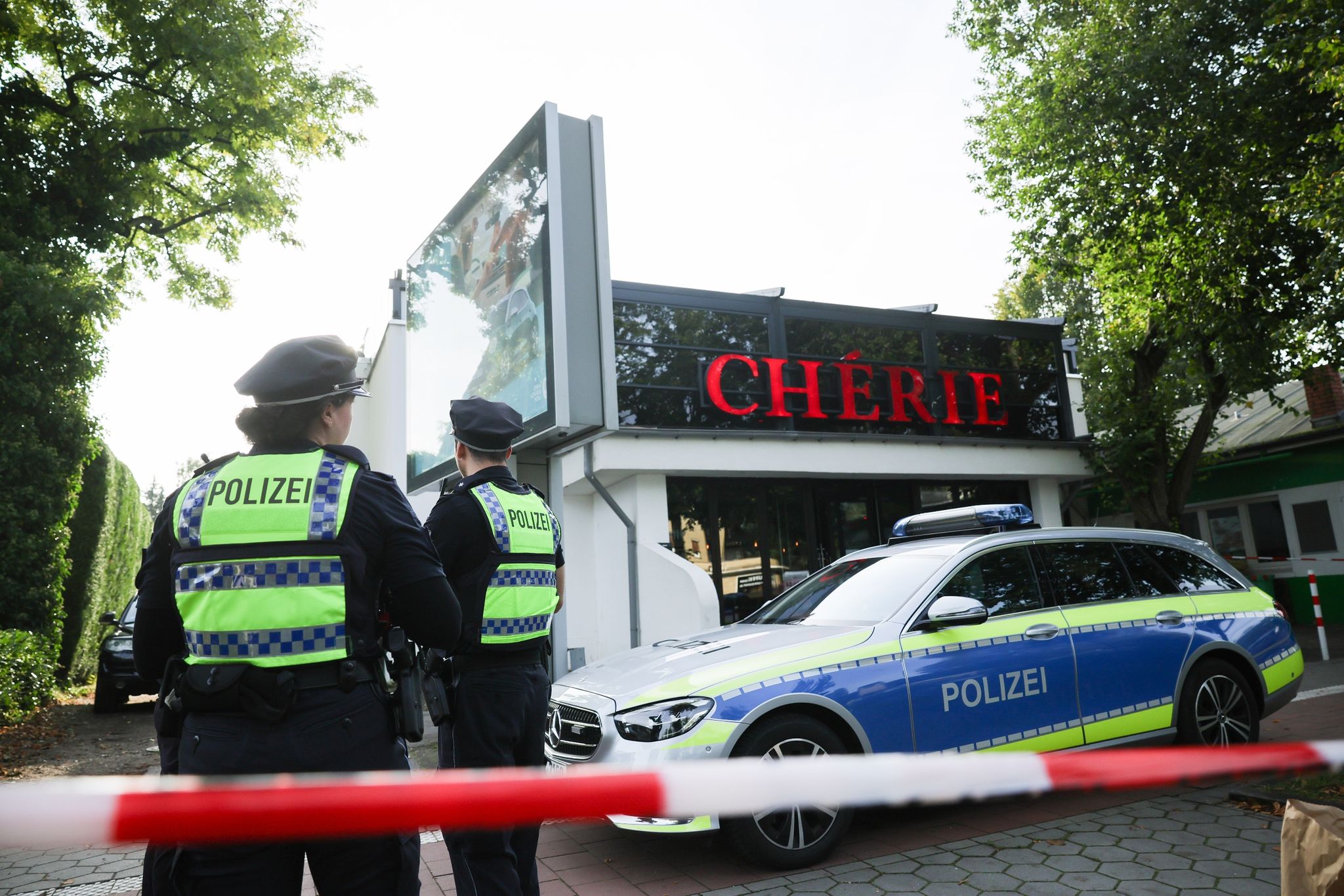 Polizeibeamte Stehen Vor Der Shisha-Bar In Hamburg, Wo Ein 24-Jähriger Erschossen Worden War.