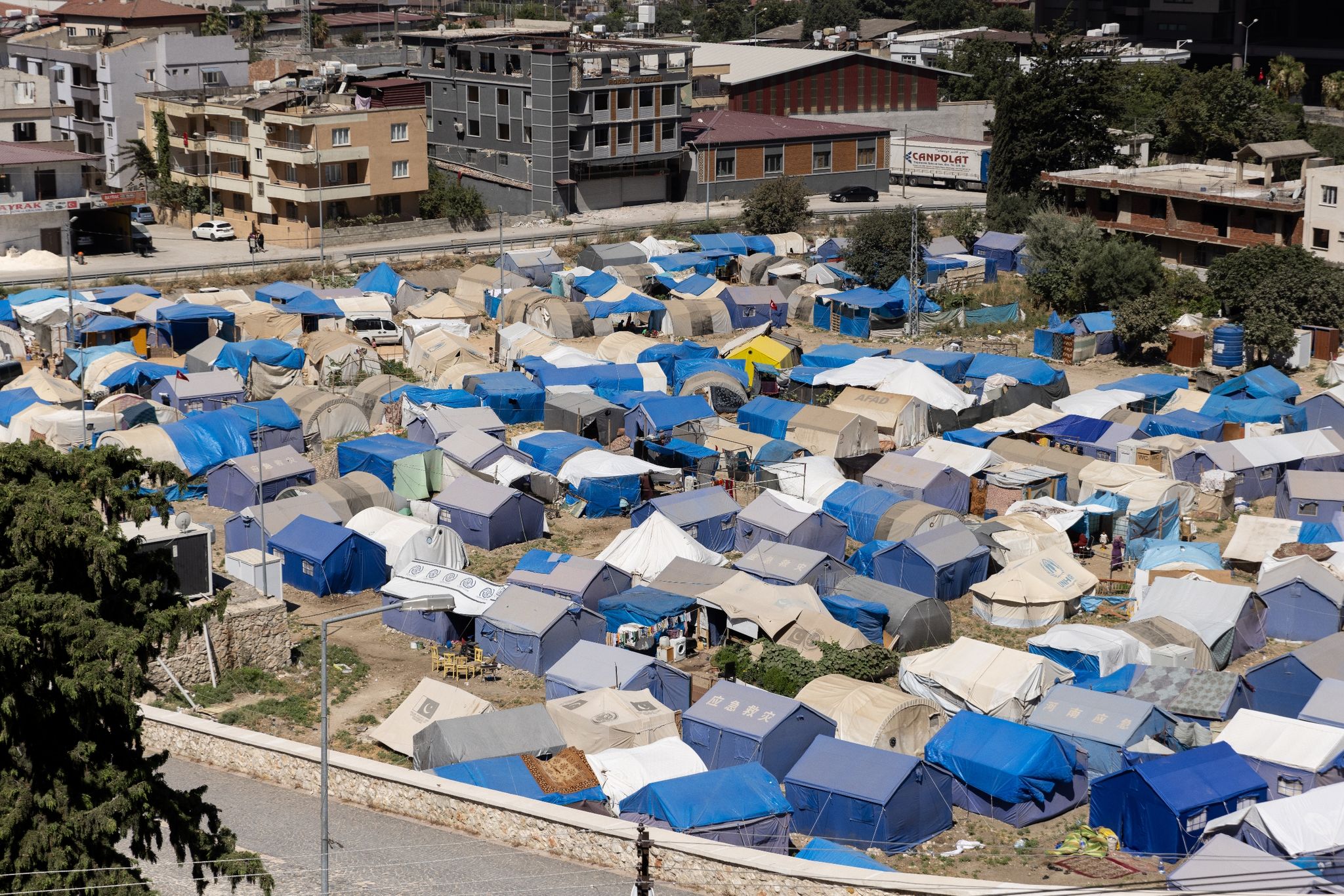 Eine Zeltstadt Für Die Überlebenden Des Erdbebens Im Stadtzentrum Von Antakya Wurde Errichtet.