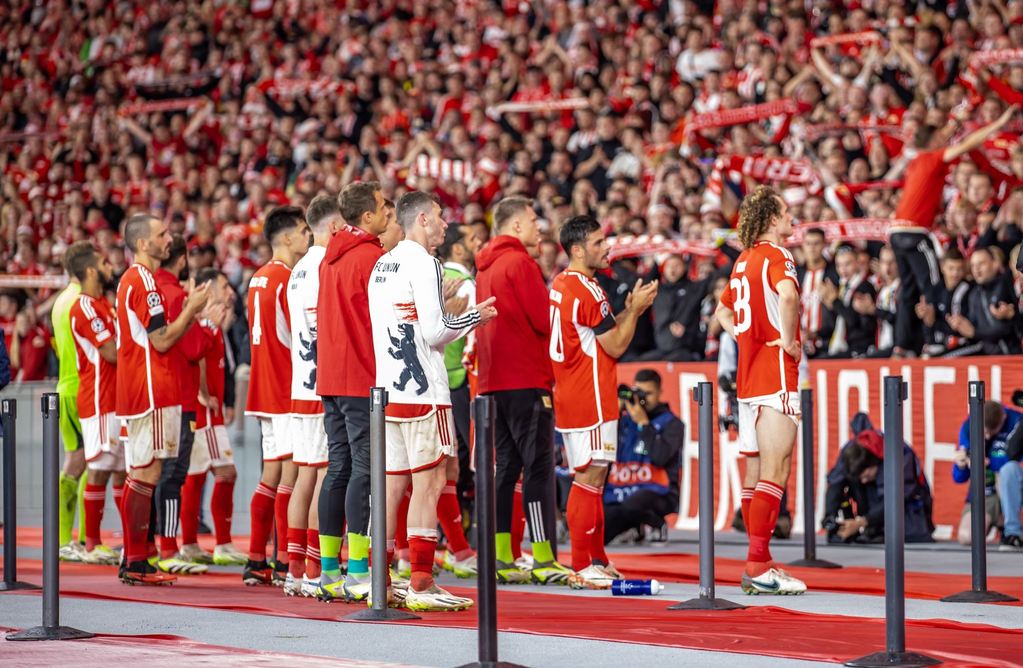 Die Spieler Von Union Berlin Wurden Nach Der Niederlage Von Ihren Fans Gefeiert.