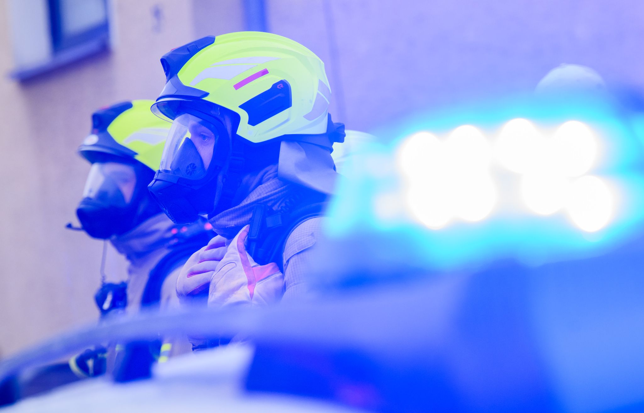 Feuerwehrleute Stehen An Einem Einsatzort.
