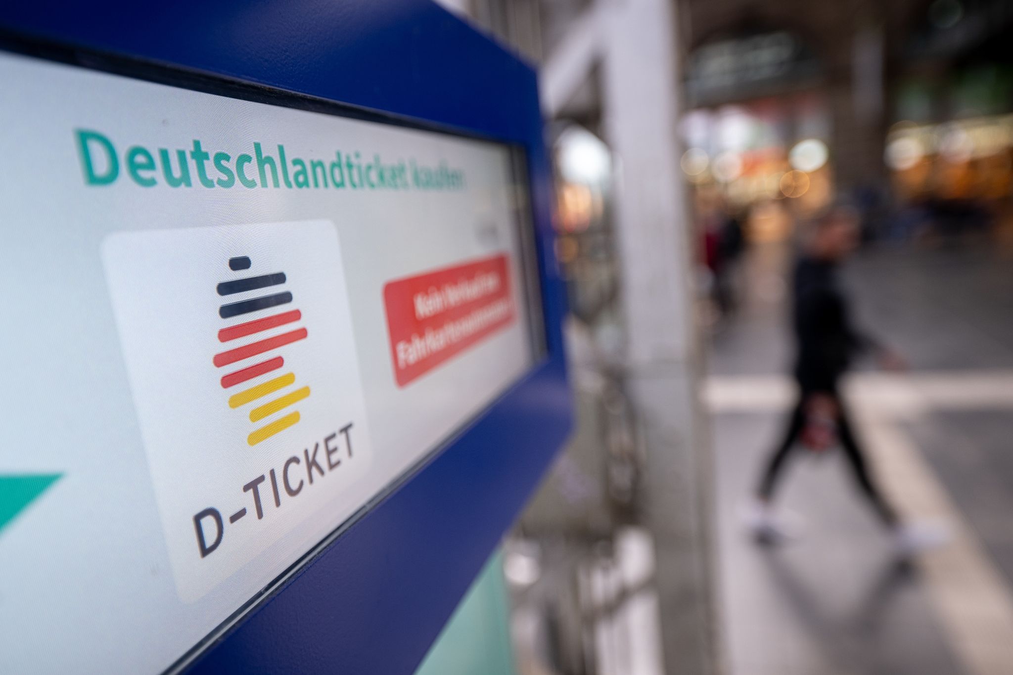 Ein Hinweis Für Das Deutschlandticket Steht Am Hauptbahnhof Auf Einem Fahrkartenautomat.
