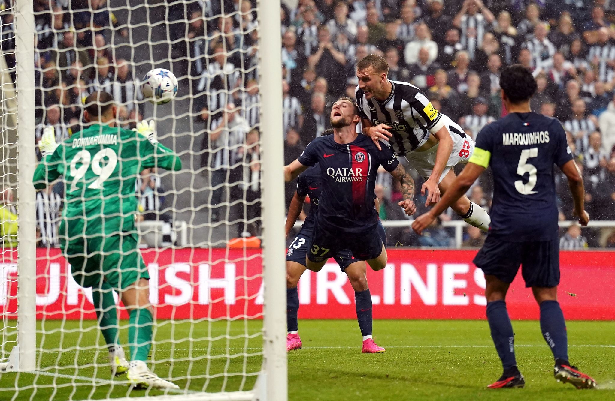 Dan Burn (2.v.r) Erzielte Das Zweite Newcastle-Tor Gegen PSG.
