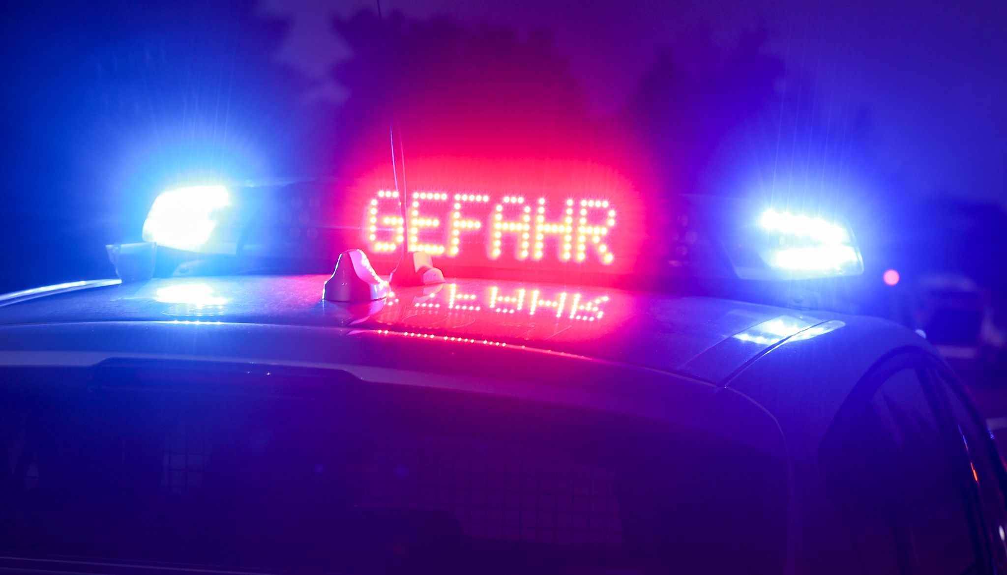 Der Hinweis «Gefahr» Leuchtet Auf Dem Dach Eines Einsatzwagens Der Polizei.