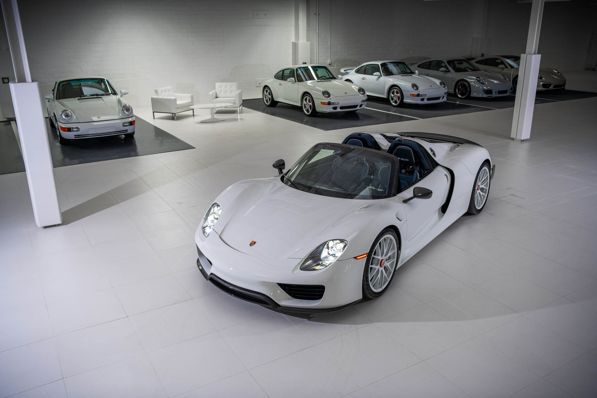Eine Sammlung Von 56 Weißen Porsche-Sportwagen Soll Im US-Bundesstaat Texas Versteigert Werden.
