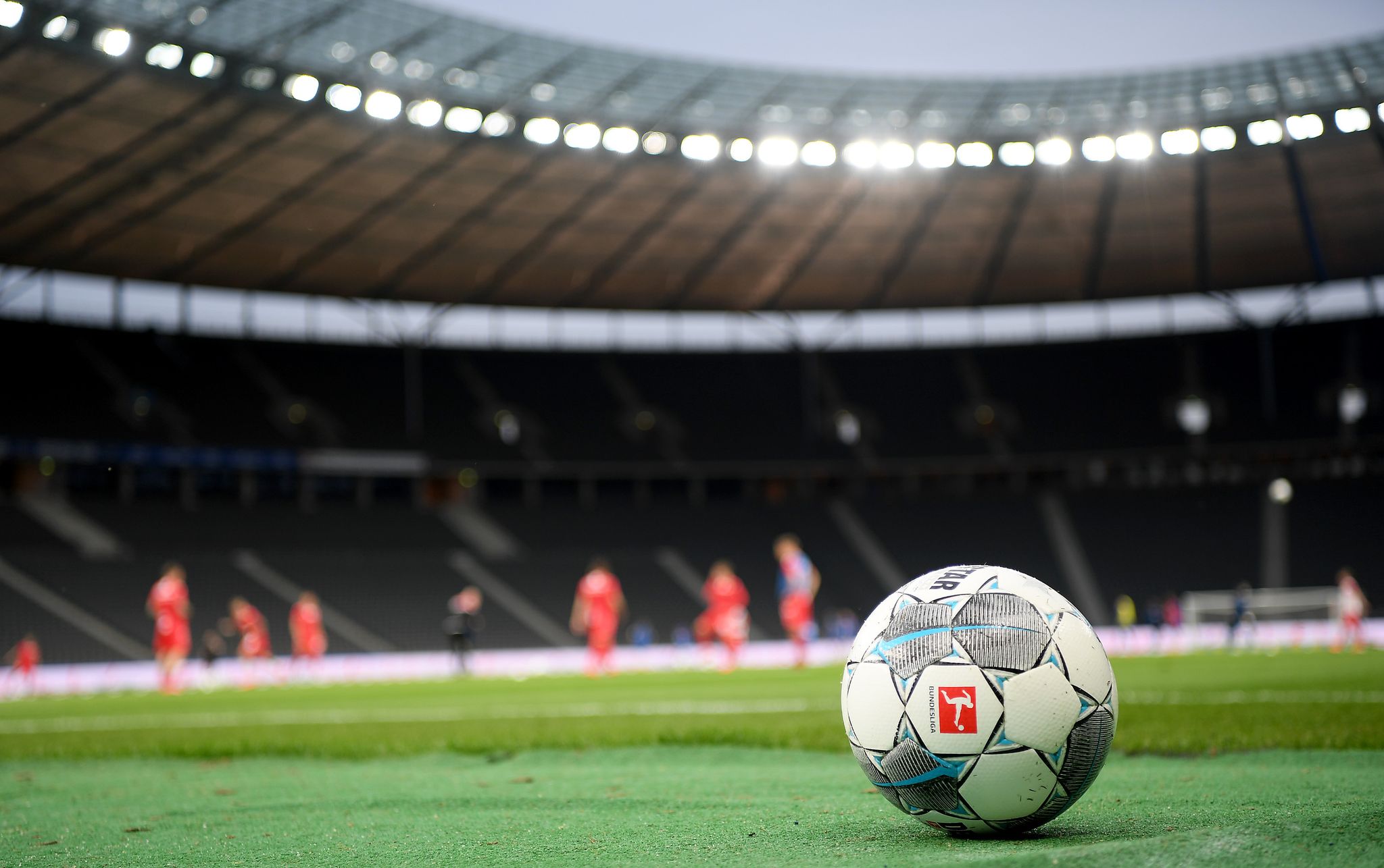Ein Spielball Liegt Auf Dem Rasen.