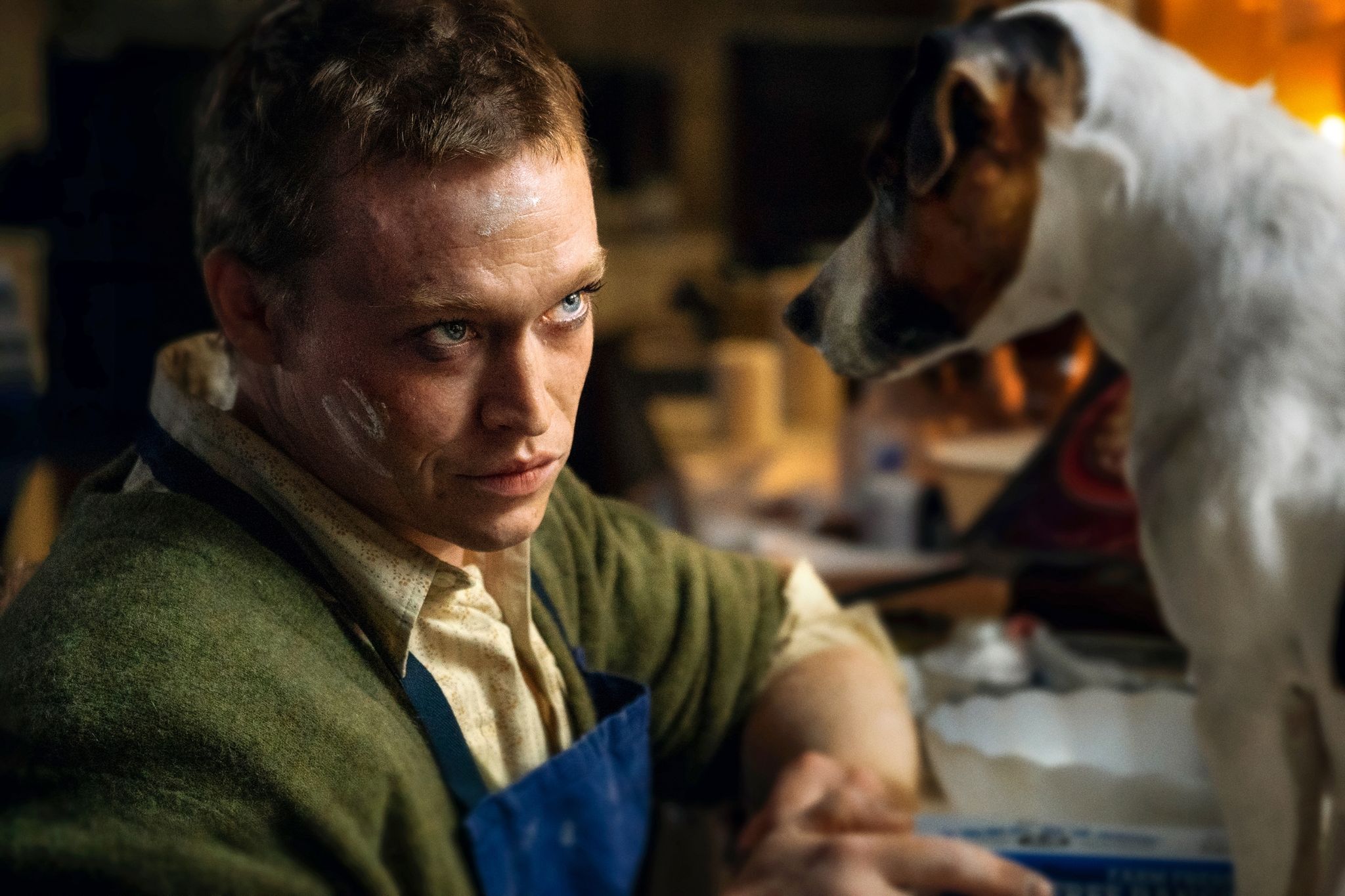 Caleb Landry Jones Spielt Die Hauptrolle In Luc Bessons Neuem Film «DogMan».