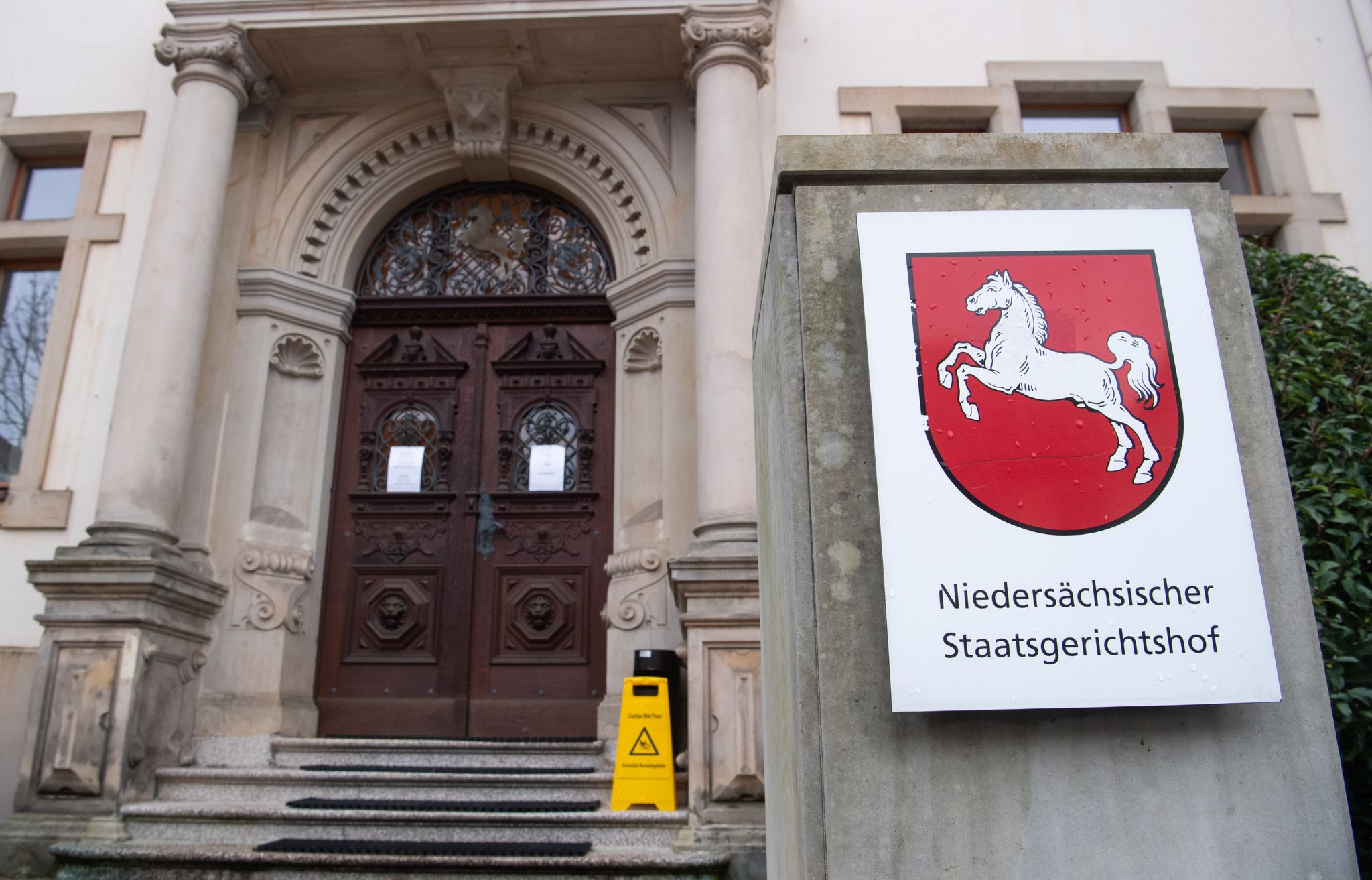 Blick Auf Den Eingang Des Niedersächsischen Staatsgerichtshofs In Bückerburg.