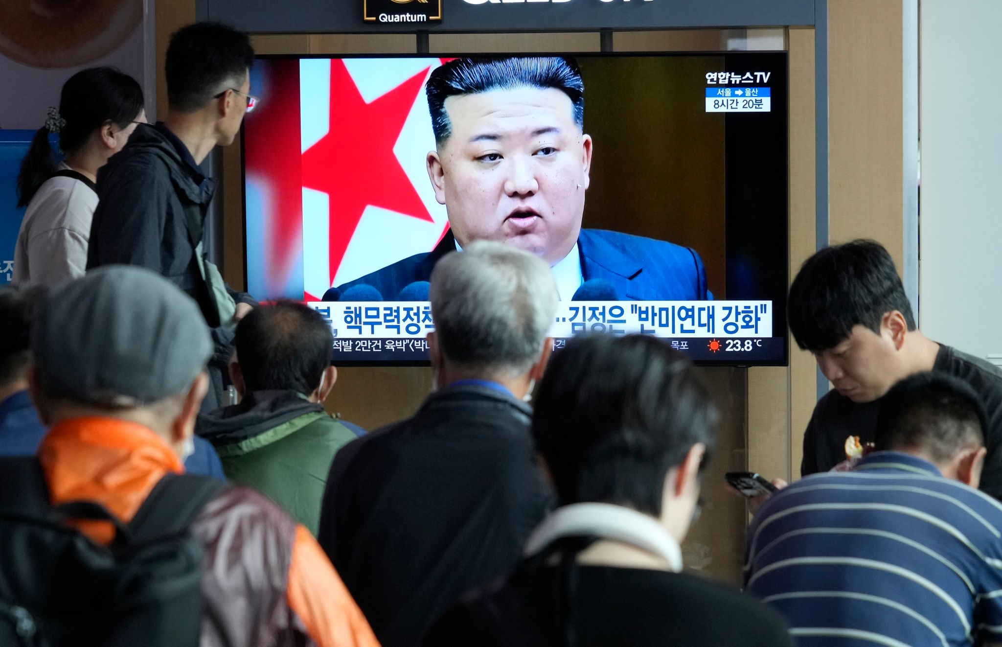 Passanten Im Bahnhof Von Seoul Schauen Einen Fernsehbeitrag über Nordkoreas Machthaber Kim Jong Un.