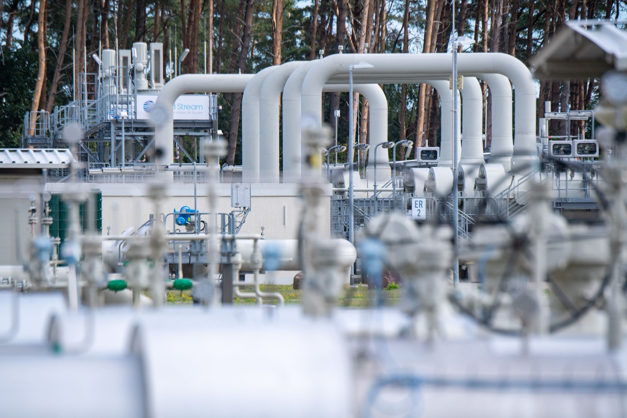 Rohrsysteme Und Absperrvorrichtungen In Der Gasempfangsstation Der Ostseepipeline Nord Stream In Lubmin.