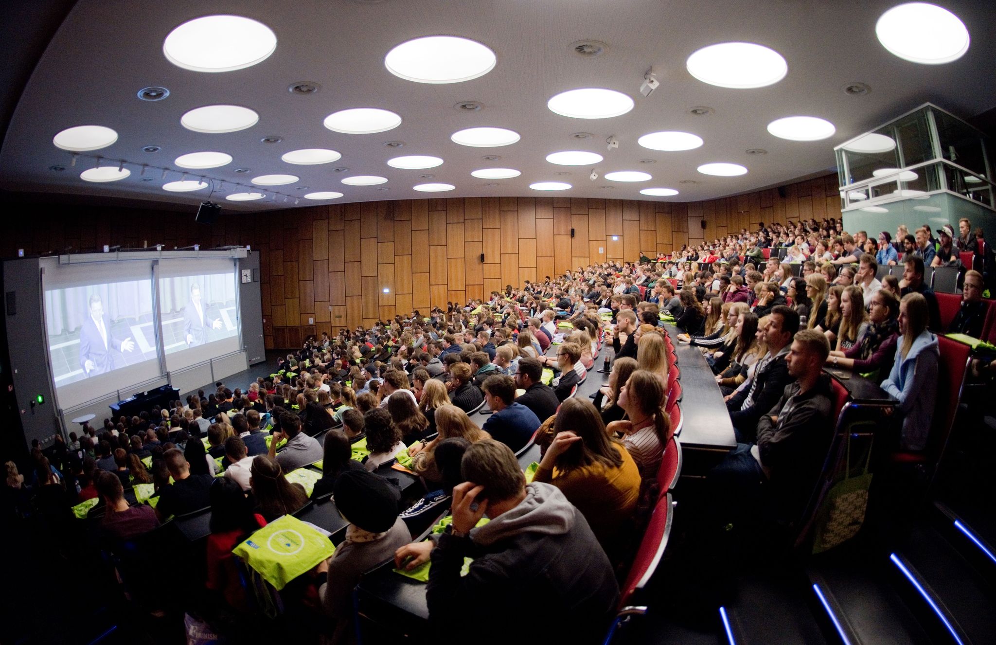 Studierende Sitzen Bei Der Erstsemesterbegrüßung Im Audimax In Der Leibniz Universität.