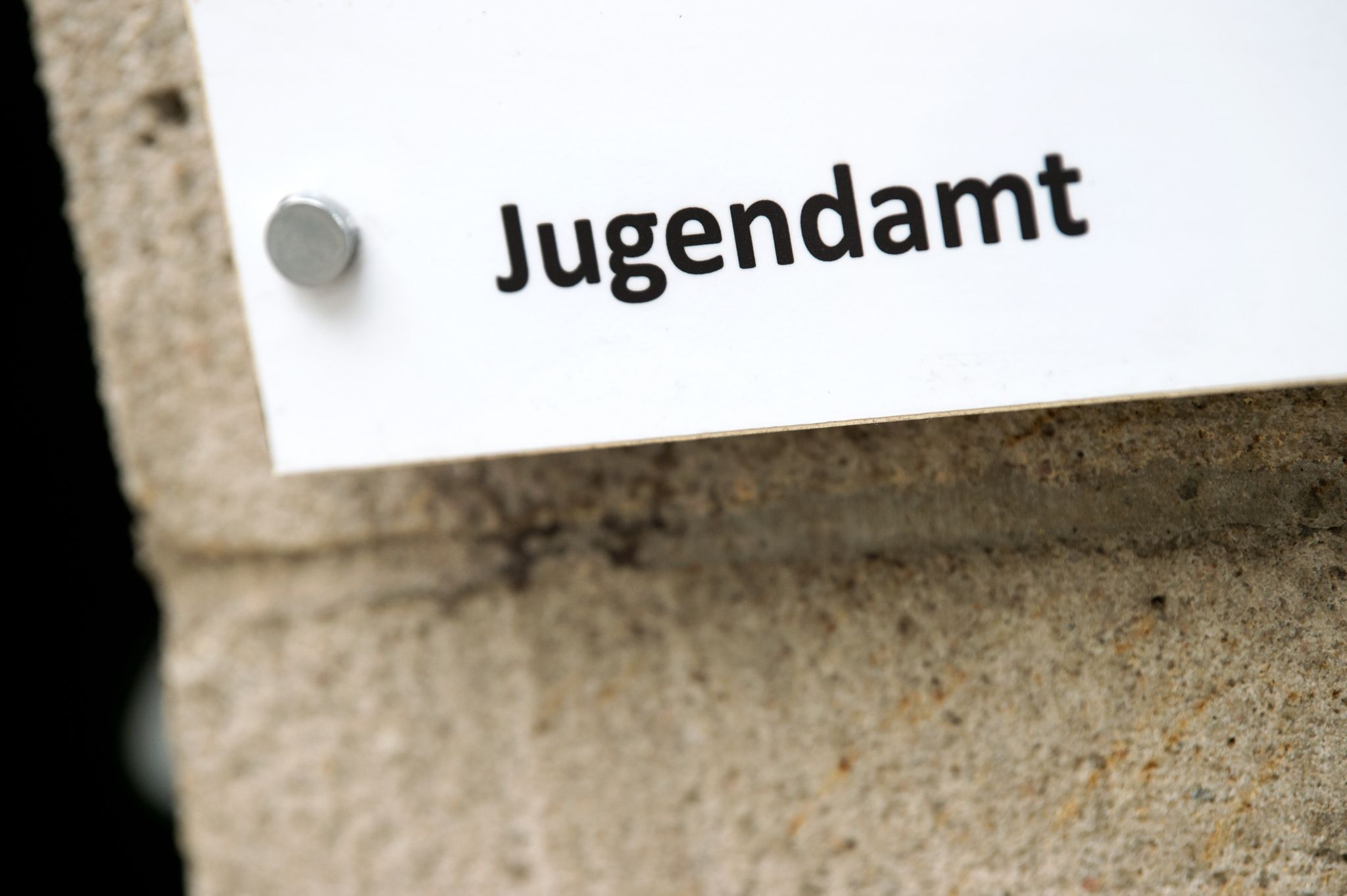 Der Schriftzug "Jugendamt" Ist Auf Einem Schild Zu Lesen.