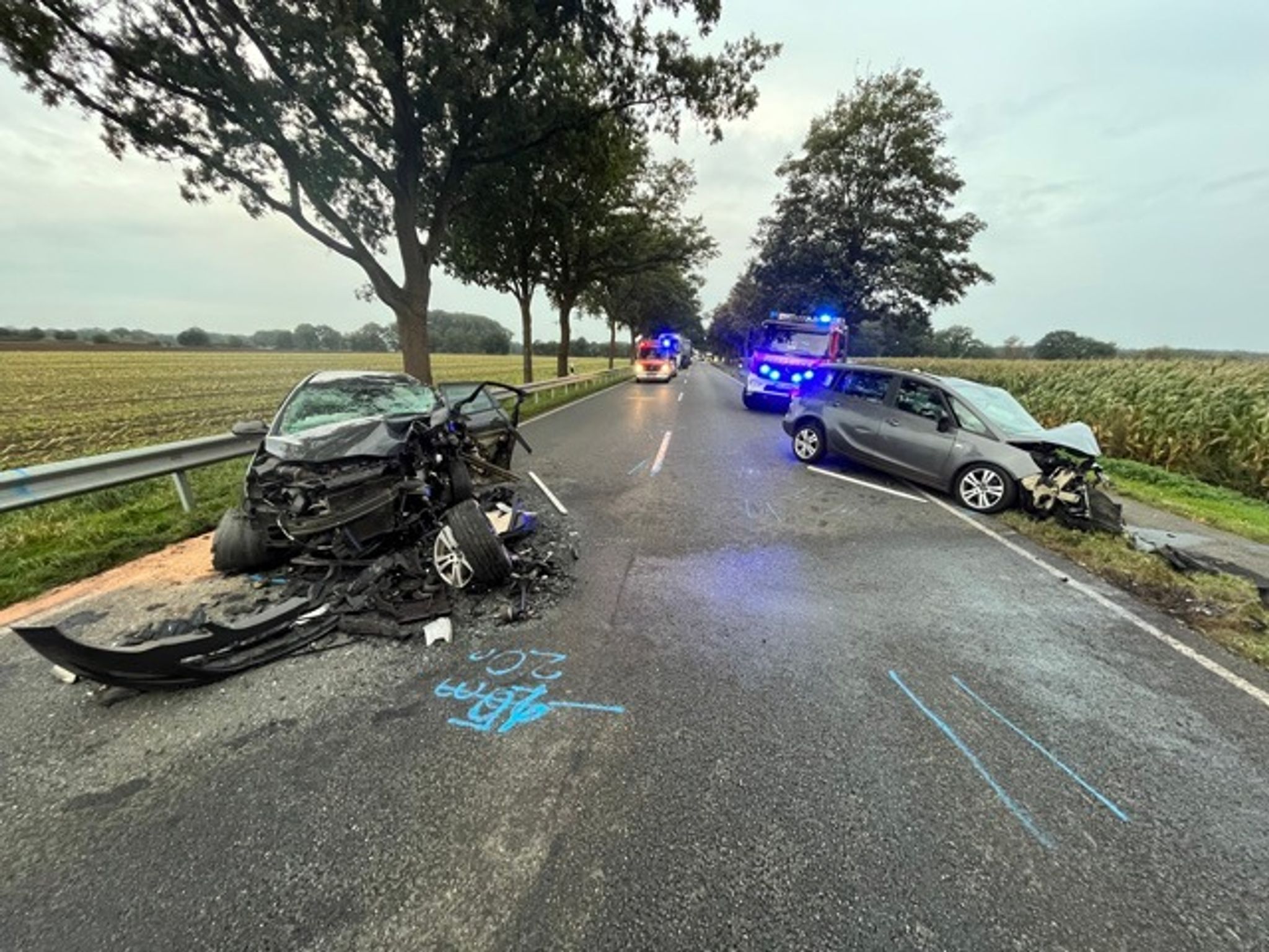 Nach Einem Tödlichen Unfall Sind Zwei Demolierte Autos Auf Einer Bundesstraße Zum Stehen Gekommen.