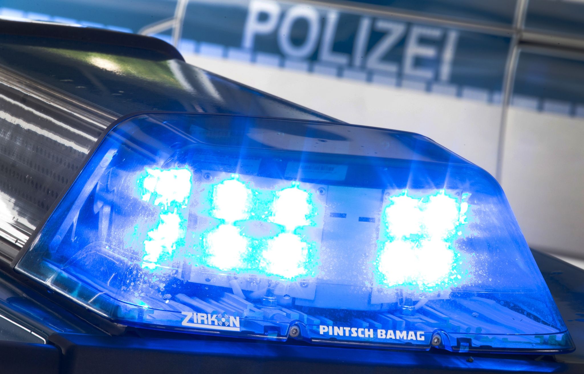 Ein Blaulicht Leuchtet Während Eines Einsatzes Auf Dem Dach Eines Polizeiwagens.
