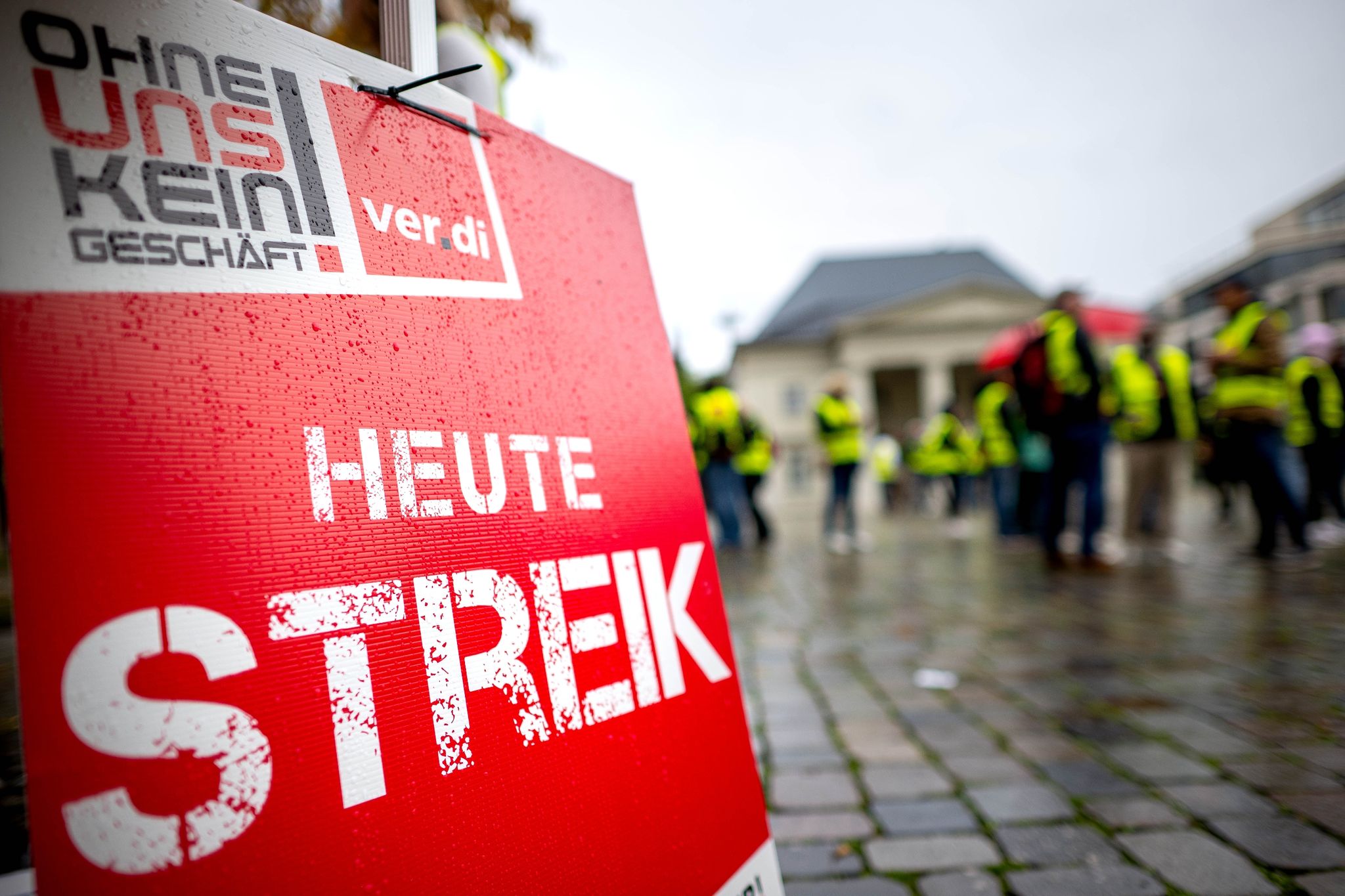 Auf Dem Schloßplatz Findet Die Zentrale Demonstration Und Kundgebung Der Gewerkschaft Verdi Zu Den Laufenden Tarifverhandlungen Im Handel Statt.