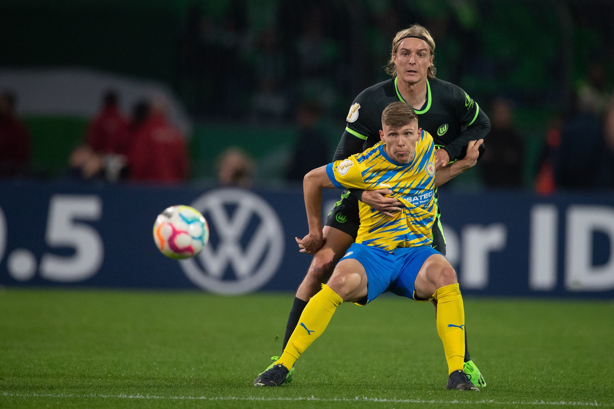 Wolfsburgs Sebastiaan Bornauw (r) Spielt Gegen Braunschweigs Luc Ihorst.