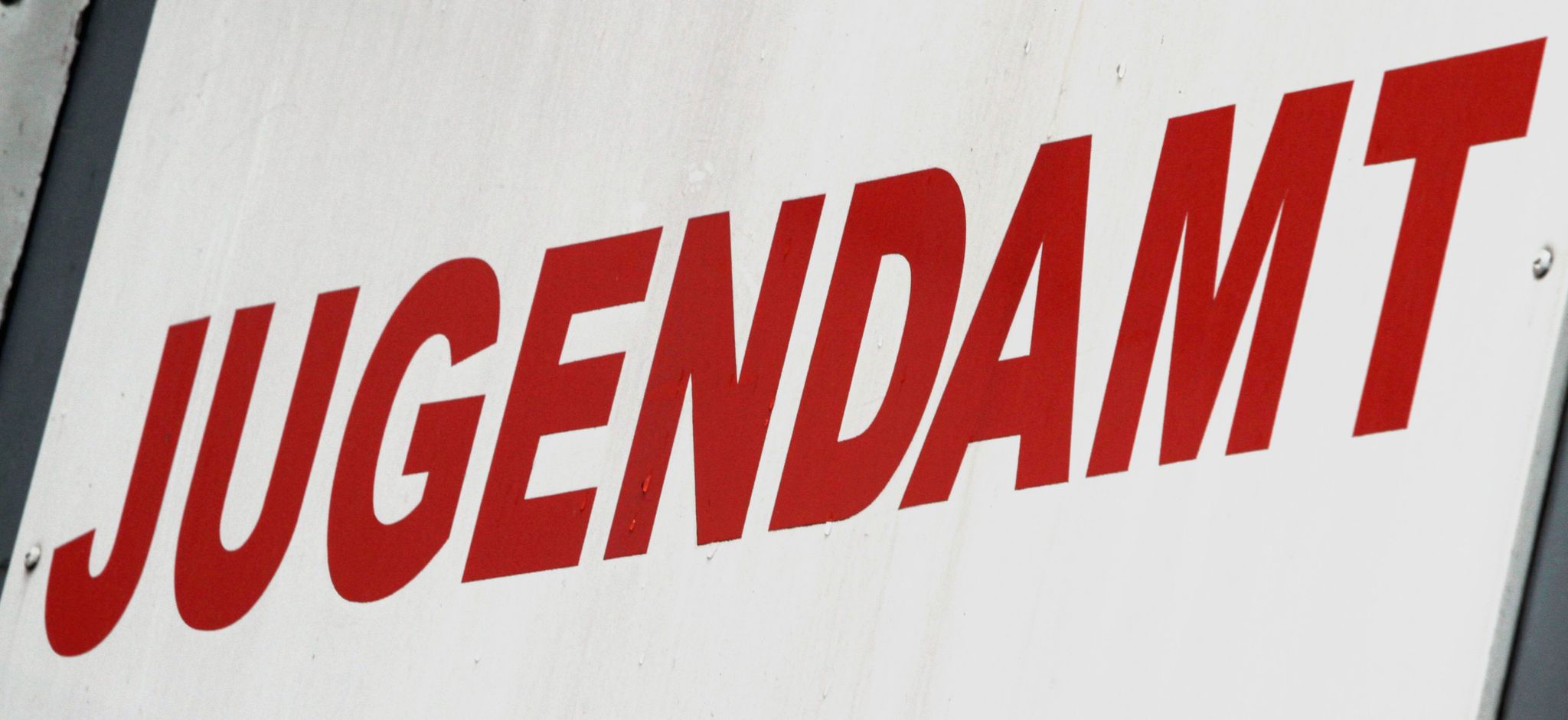 Ein Schild Mit Dem Schriftzug «Jugendamt» Hängt Vor Einer Behörde.