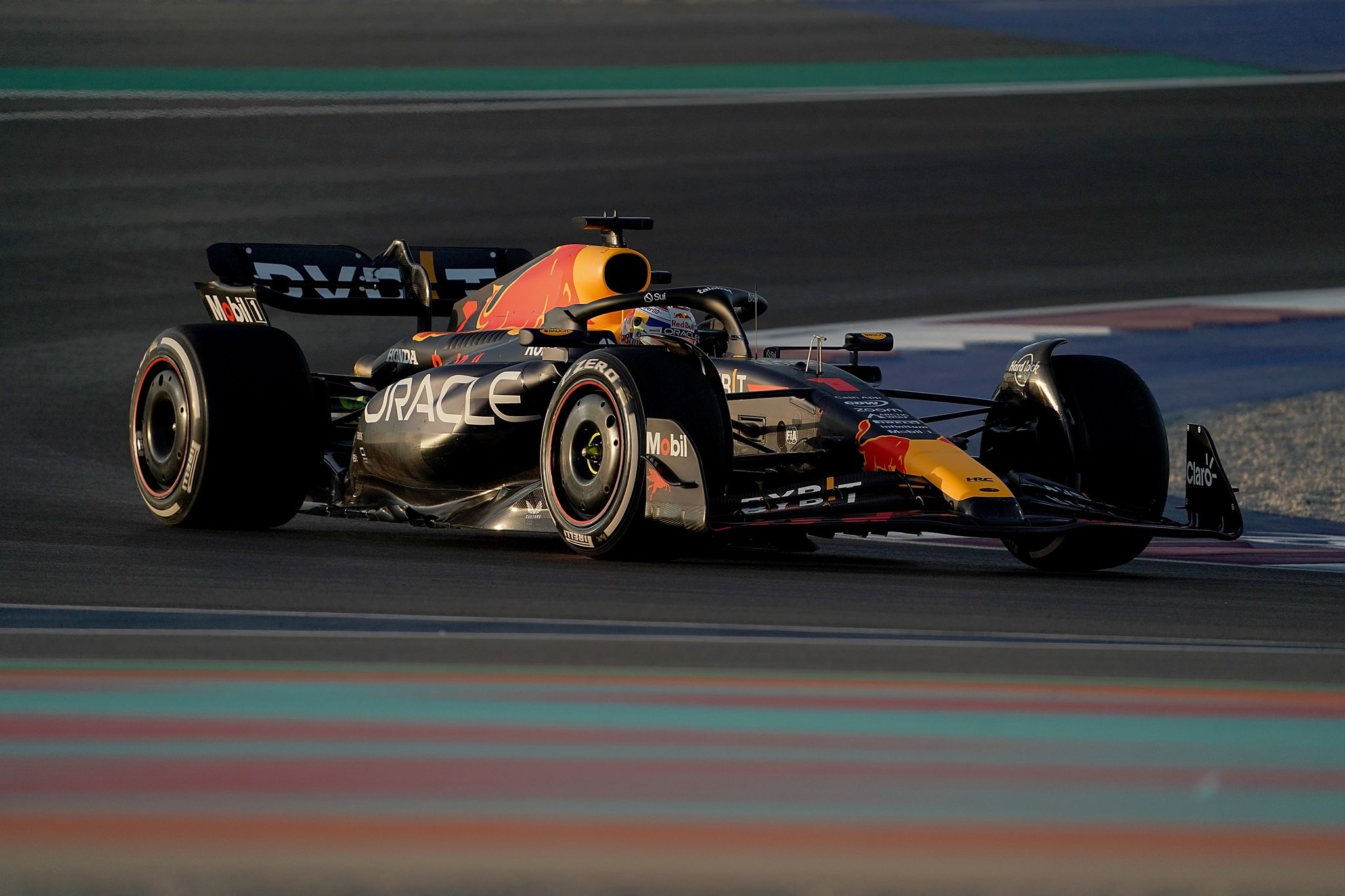 Max Verstappen Aus Den Niederlanden Vom Team Oracle Red Bull Ist Auf Der Strecke In Doha Unterwegs.