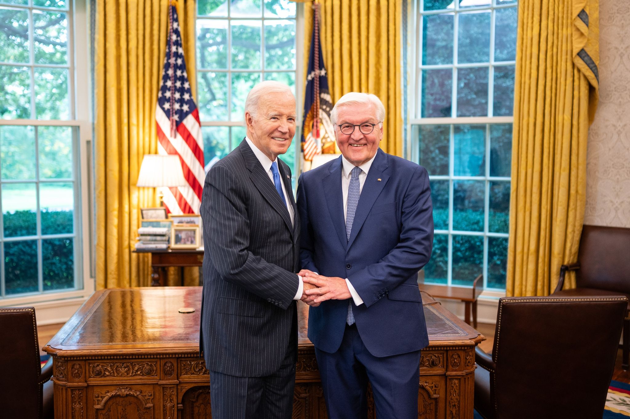 Die Von Der Bundesregierung Zur Verfügung Gestellte Aufnahme Zeigt Bundespräsident Frank-Walter Steinmeier (r) Bei Einem Treffen Mit US-Präsident Joe Biden Im Weißen Haus.