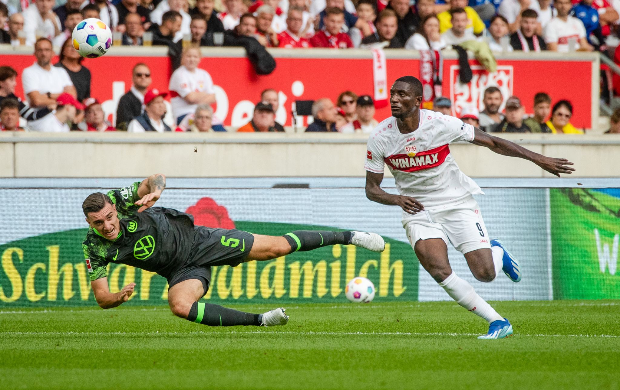 Stuttgarts Serhou Guirassy Schießt Den VfB Mit Seinen Drei Treffern Gegen Wolfsburg An Die Tabellenspitze.