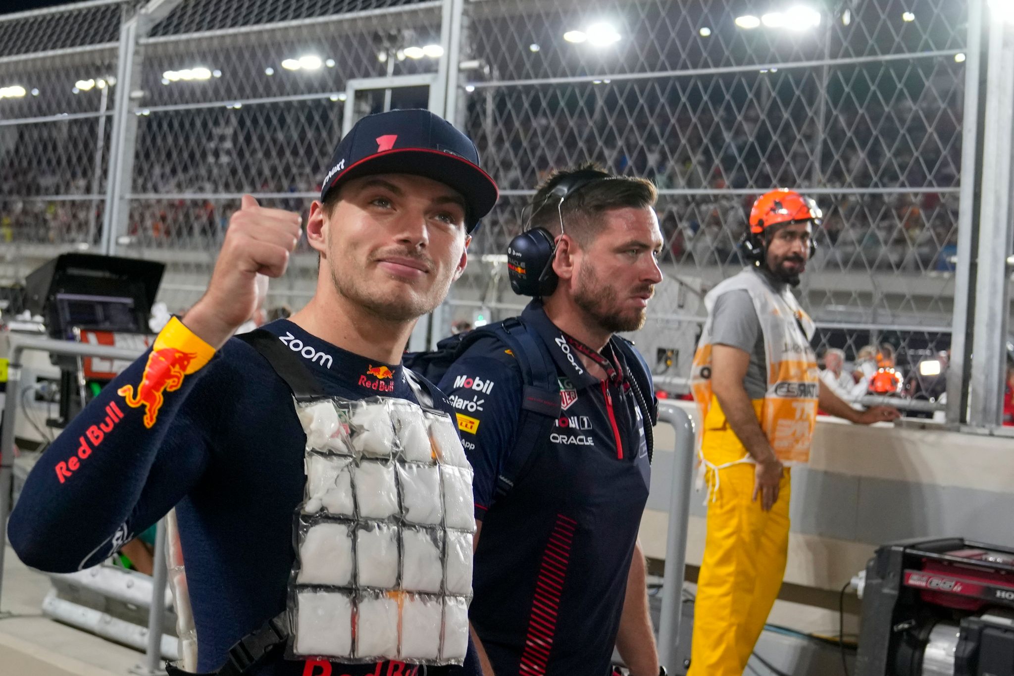 Daumen Hoch Zum Hattrick: Max Verstappen Ist Zum Dritten Mal Nacheinander Formel-1-Weltmeister.