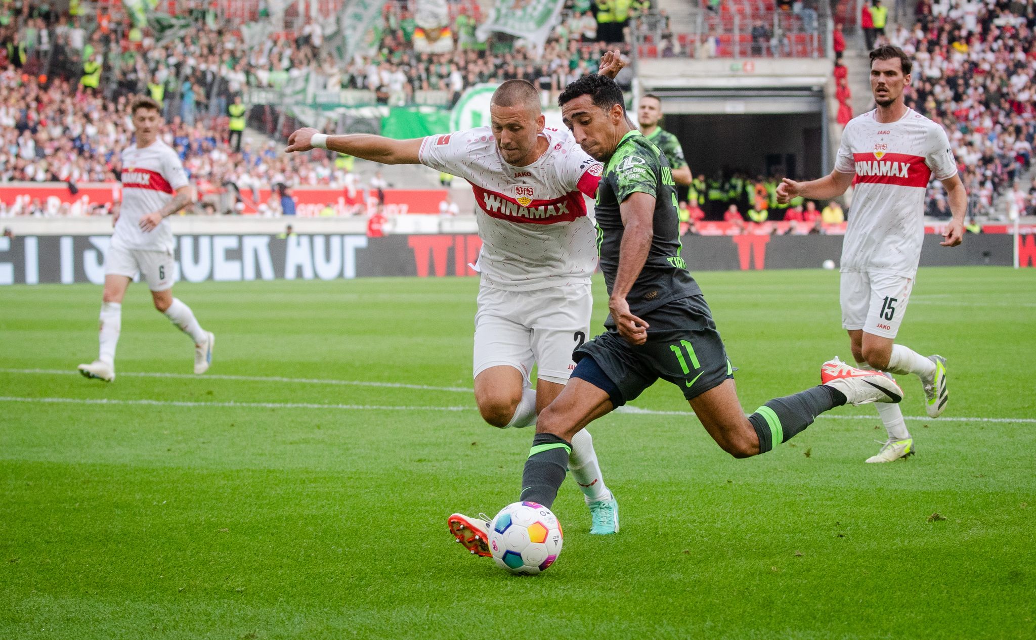 Wolfsburgs Tiago Tomas Kämpft Gegen Stuttgarts Waldemar Anton Um Den Ball.