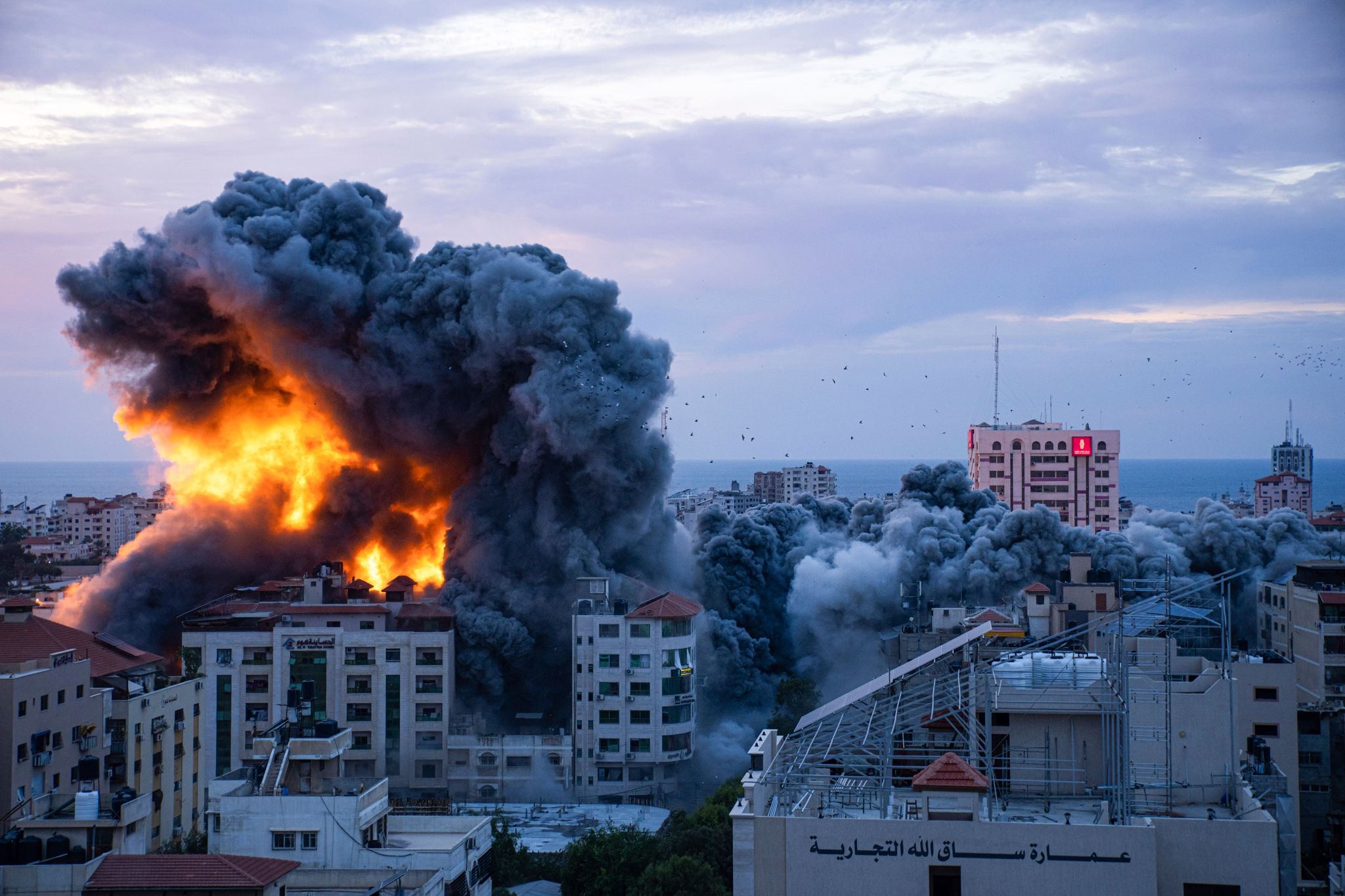 Feuer Und Rauch Steigen Nach Einem Israelischen Luftangriff In Gaza-Stadt Auf.