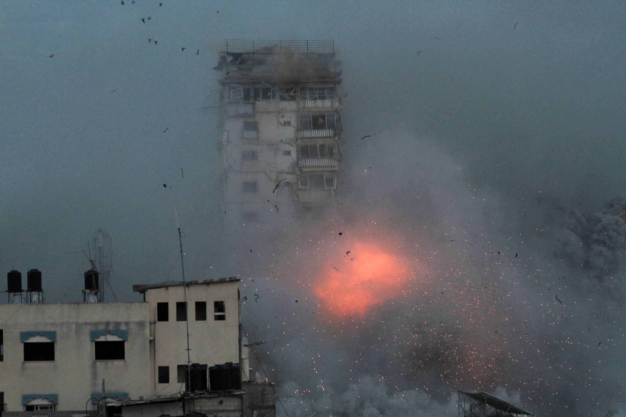 Rauch Und Flammen Steigen Auf, Nachdem Israelische Streitkräfte Ein Hochhaus In Gaza-Stadt Angegriffen Haben.
