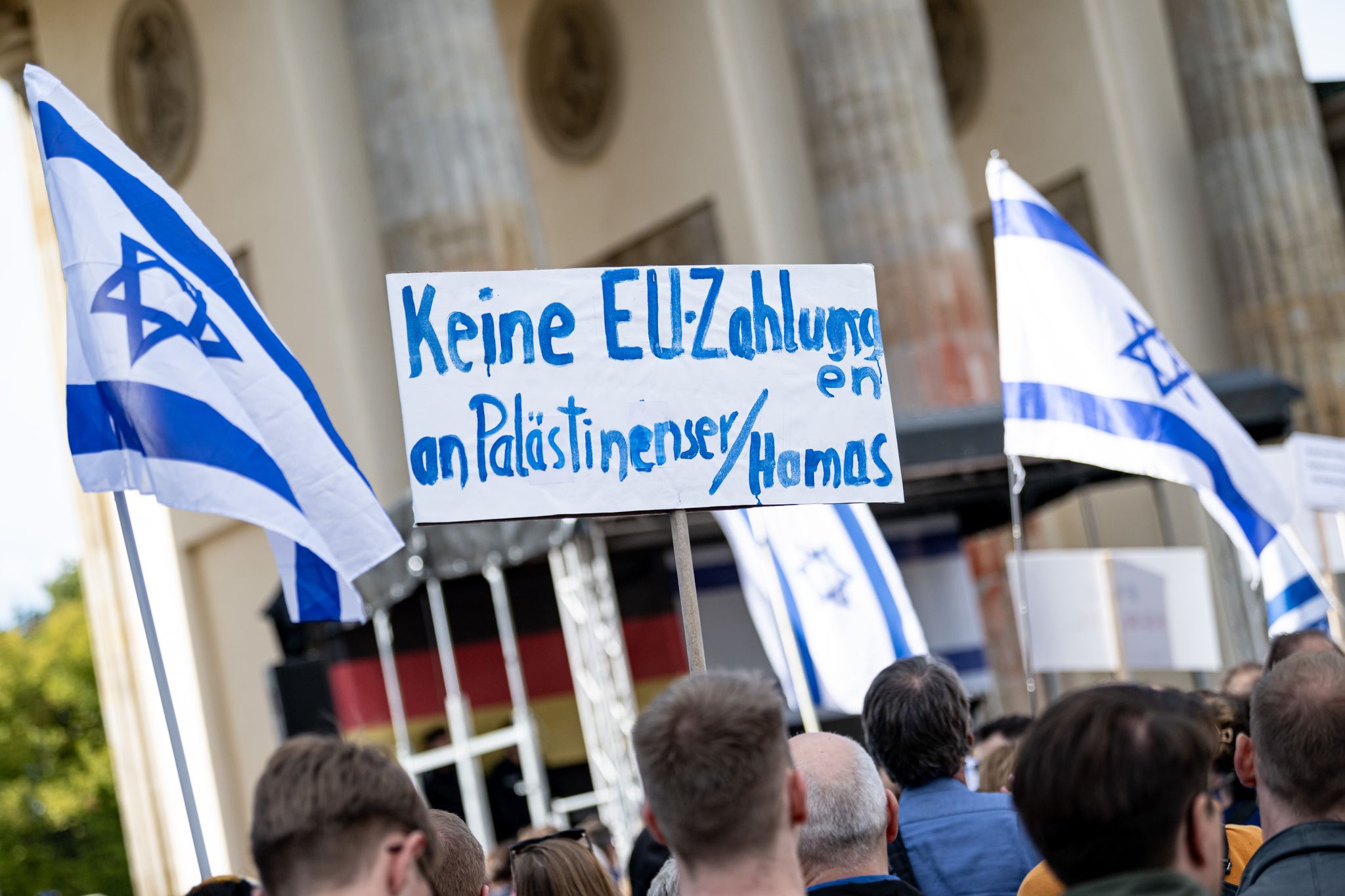 Menschen Nehmen An Einer Solidaritätsdemo Für Israel Auf Dem Pariser Platz Am Brandenburger Tor Teil.
