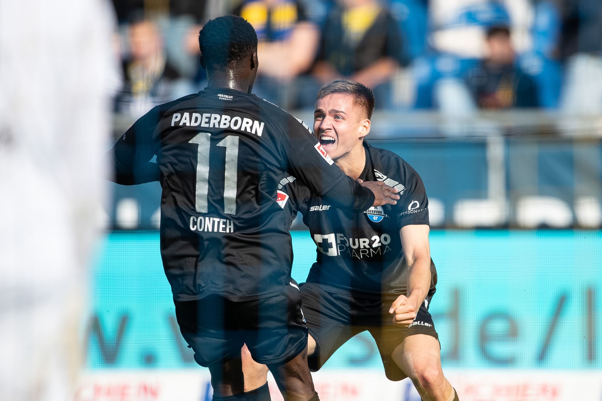 Paderborns Filip Bilbija Jubelt Mit Paderborns Sirlord Conteh (l) Nach Seinem Tor Zum 1:3.