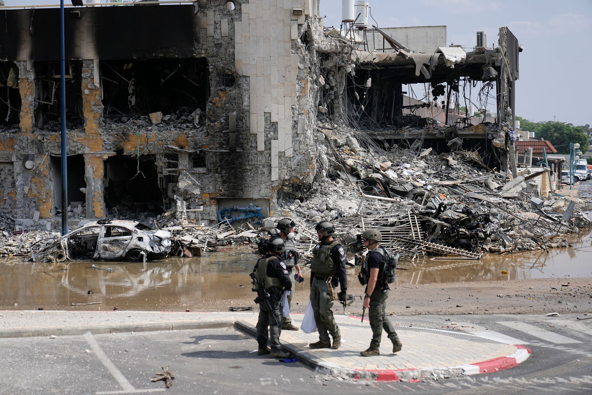 Israelische Polizisten Stehen Vor Einer Zerstörten Polizeistation.