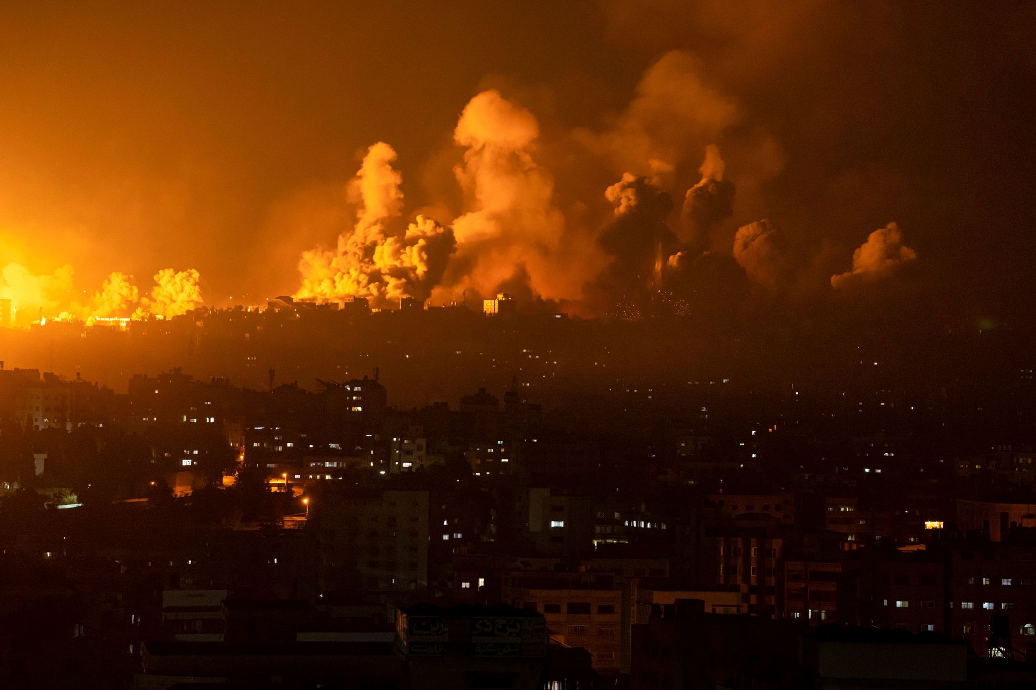 Rauch Steigt Nach Einem Israelischen Luftangriff über Gaza-Stadt Auf.