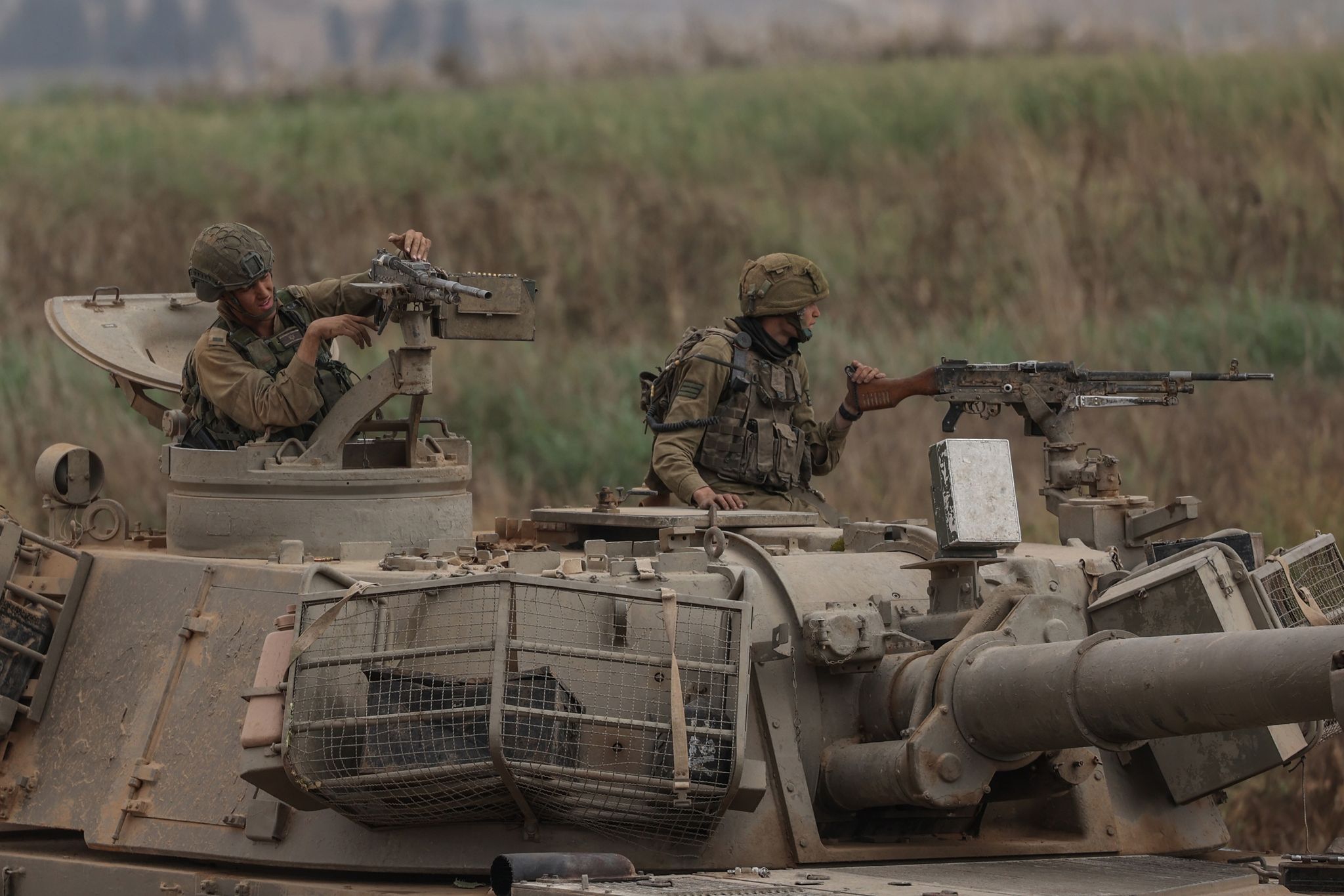 Israelische Soldaten In Einem Panzer In Grenznähe Zum Gazastreifen. Die Möglichkeit Einer Israelischen Bodenoffensive In Den Gazastreifen Steht Weiter Im Raum.