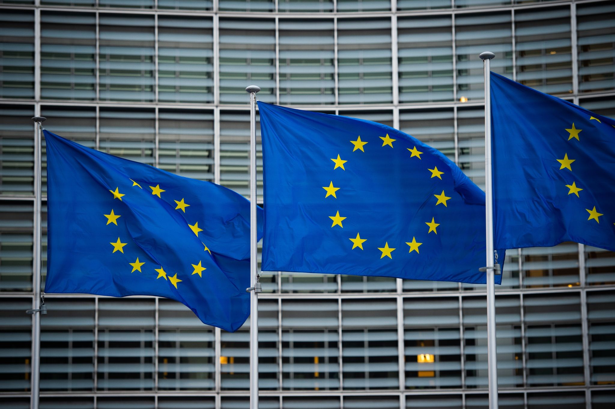 EU-Flaggen Wehen Vor Dem Gebäude Der Europäischen Kommission In Brüssel.
