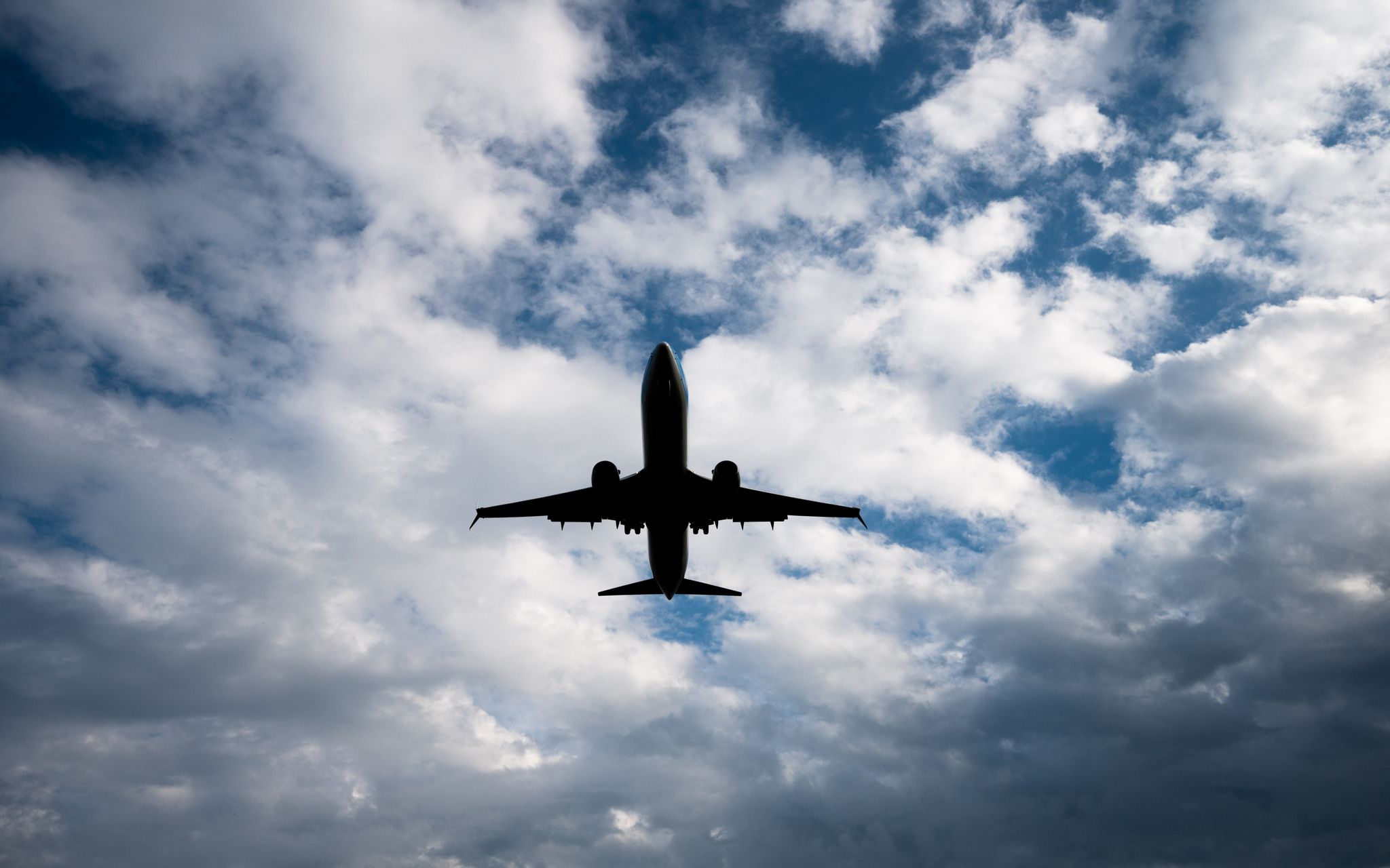 Ein Flugzeug Setzt Zum Landeanflug An.