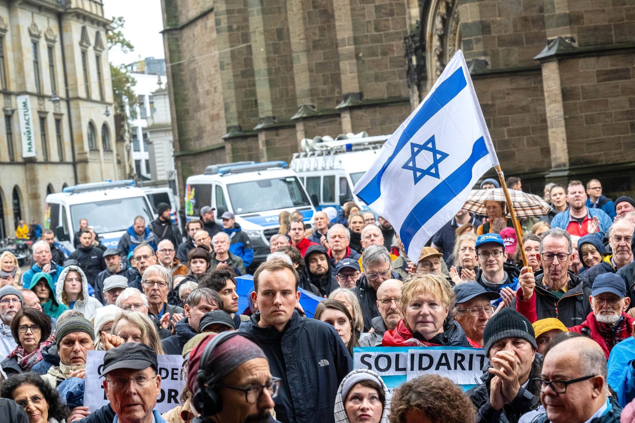 Am Bremer Rathaus Findet Eine Solidaritätskundgebung Nach Den Angriffen Gegen Israel Statt.