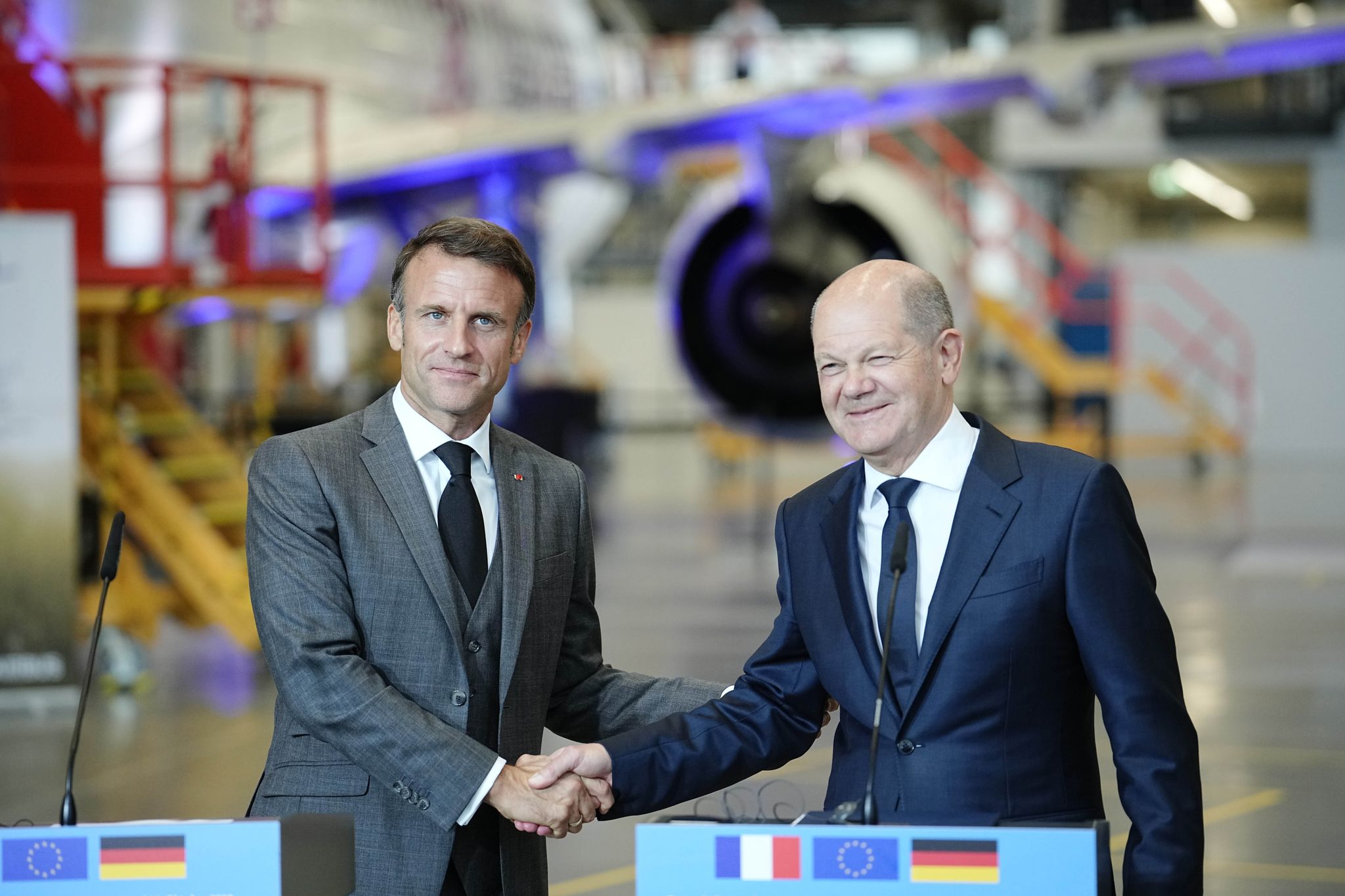 Handschlag In Hamburg: Präsident Emmanuel Macron (l) Und Bundeskanzler Olaf Scholz.
