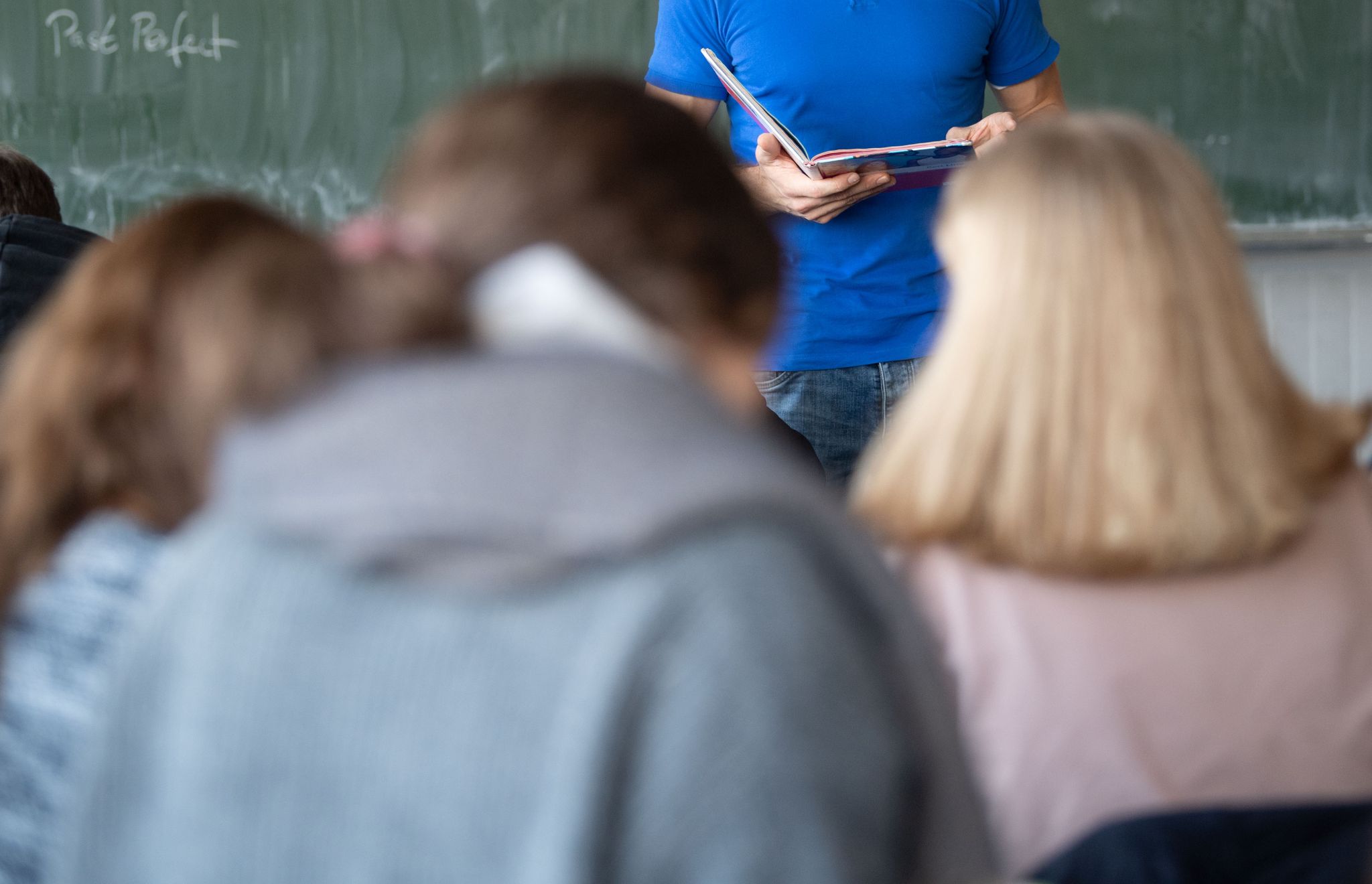Ein Lehrer Steht Im Unterricht An Der Tafel.
