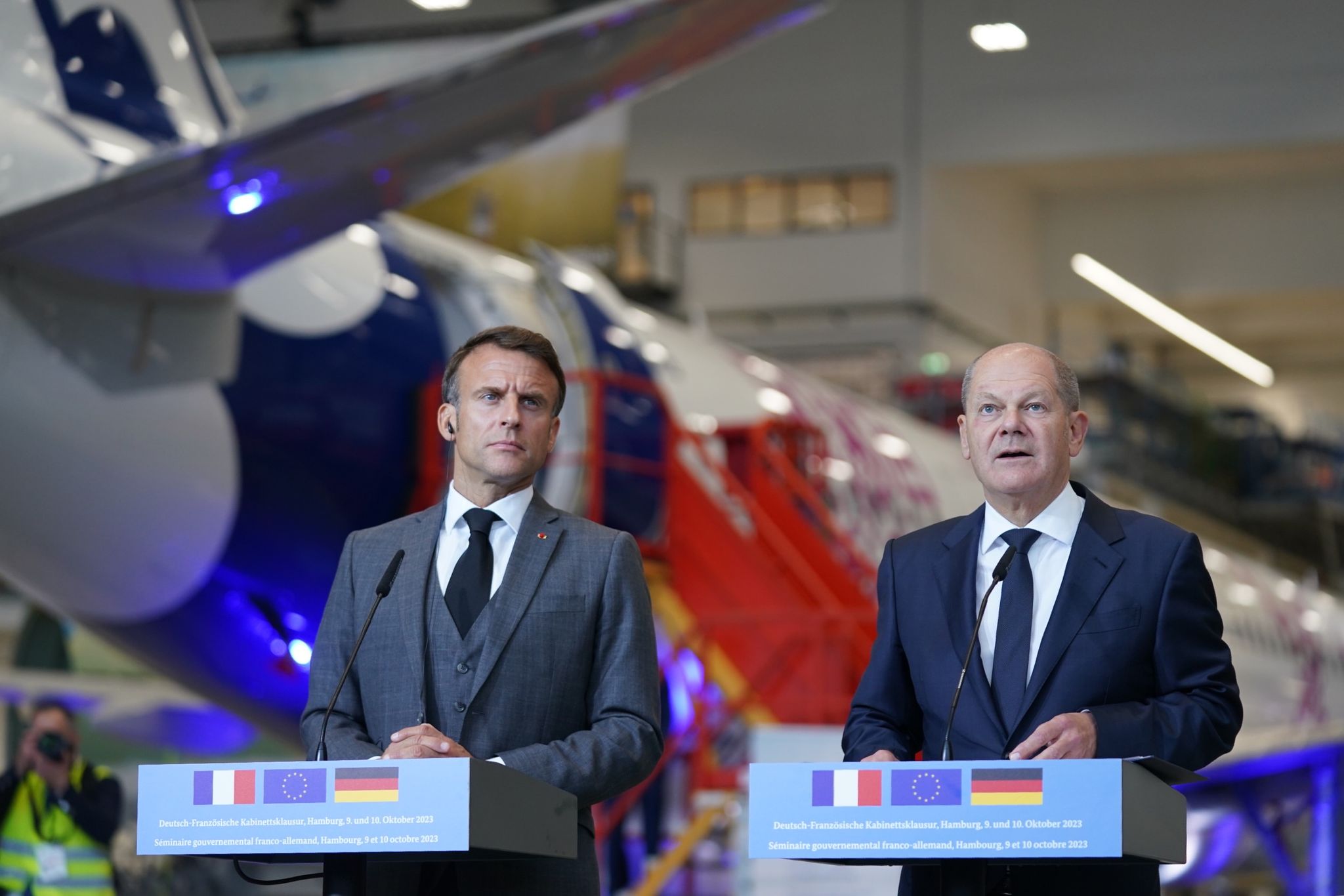 Bundeskanzler Olaf Scholz (r, SPD) Und Sein Französischer Amtskollege Emmanuel Macron Bei Einem Presse-Statement In Hamburg.