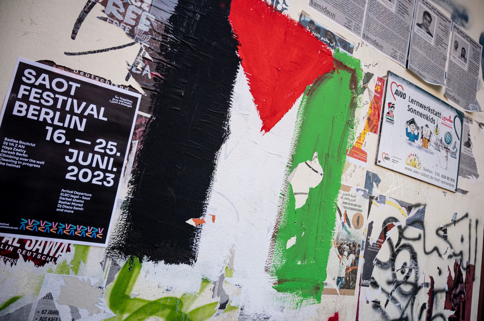Eine Palästinensische Flagge Ist An Eine Wand In Berlin-Neukölln Gemalt.