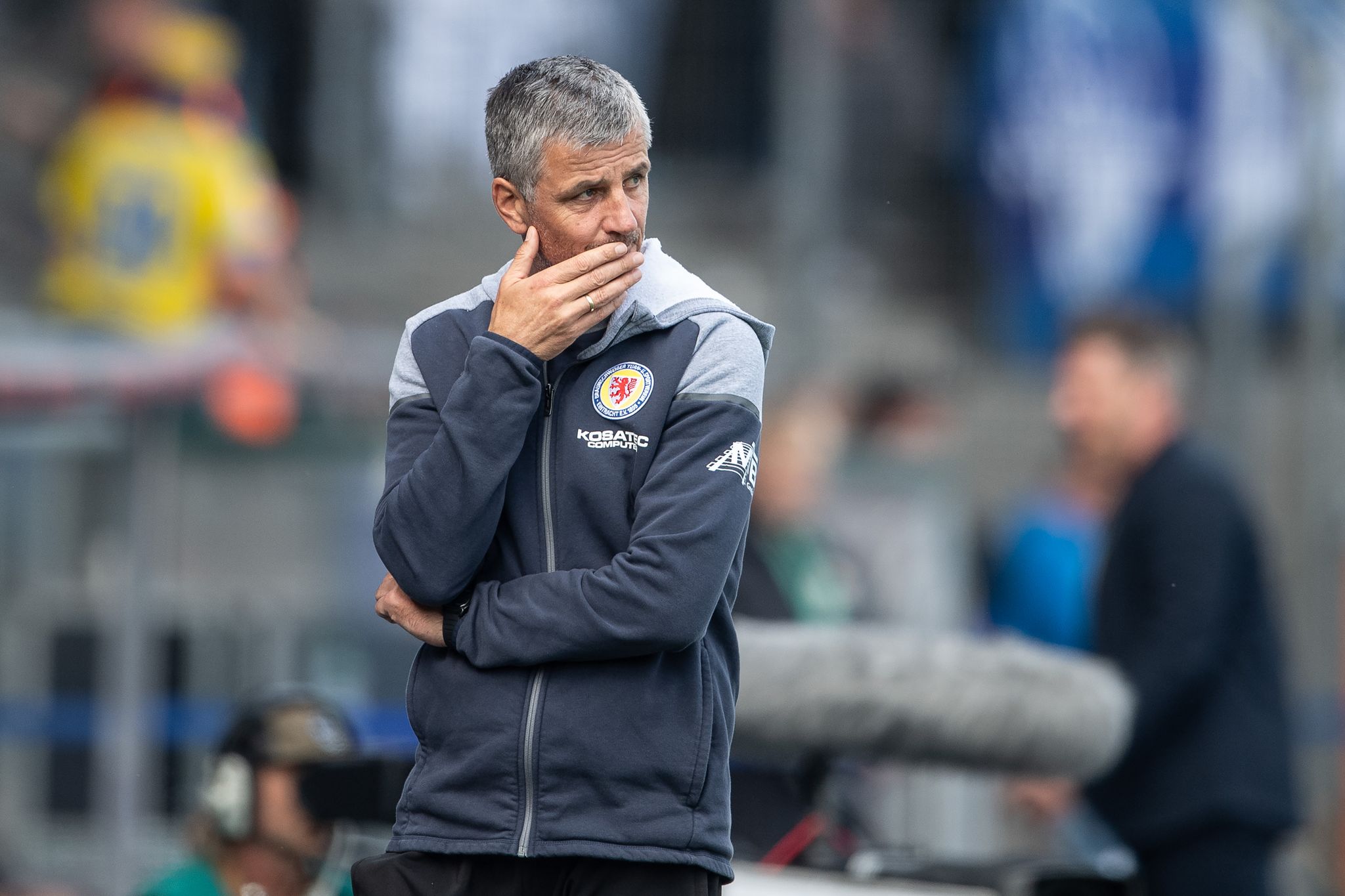 Braunschweigs Trainer Jens Härtel Steht Am Spielfeldrand.
