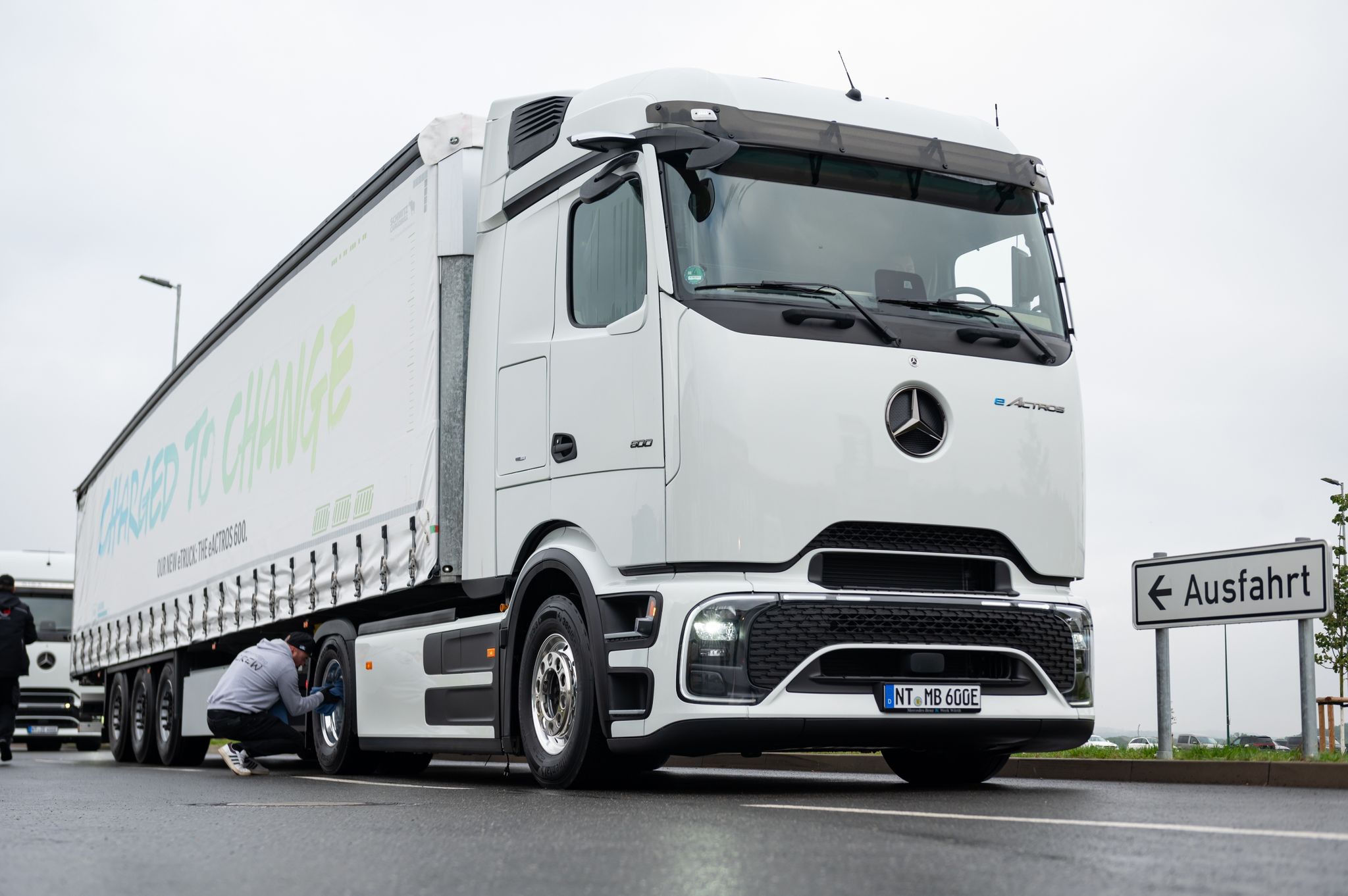 Ein Mitarbeiter Putzt Vor Der Präsentation Den Neuen Fernverkehrs-Lkw «eActros 600».