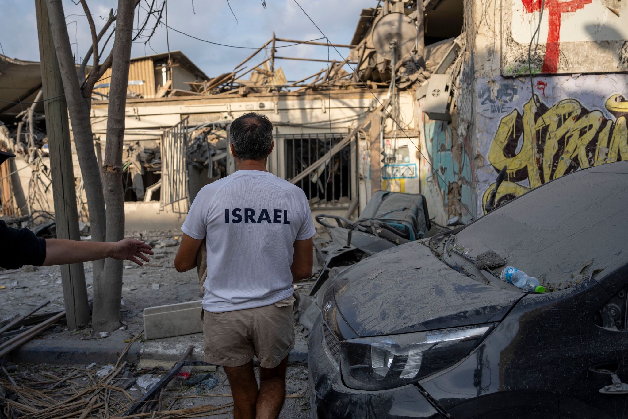 Israelis Inspizieren Die Trümmer Eines Gebäudes, Einen Tag Nachdem Es Von Einer Aus Dem Gazastreifen Abgefeuerten Rakete Getroffen Wurde.