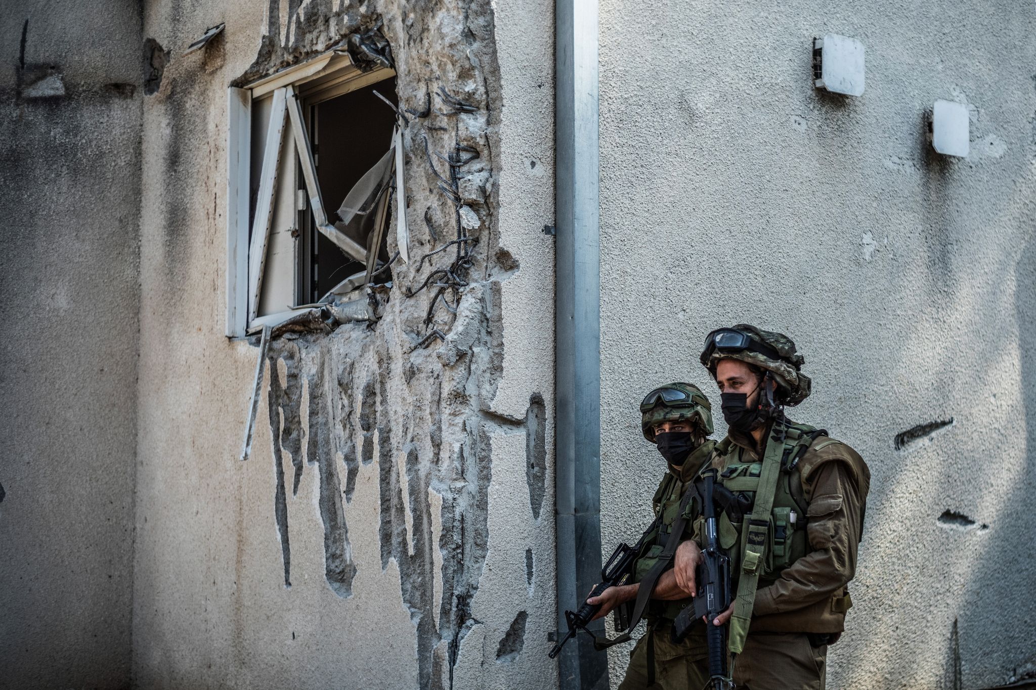 Israelische Soldaten Durchsuchen Das Gebiet Um Den Kibbuz Kfar Aza, In Dem Die Hamas Zahlreiche Menschen Tötete.