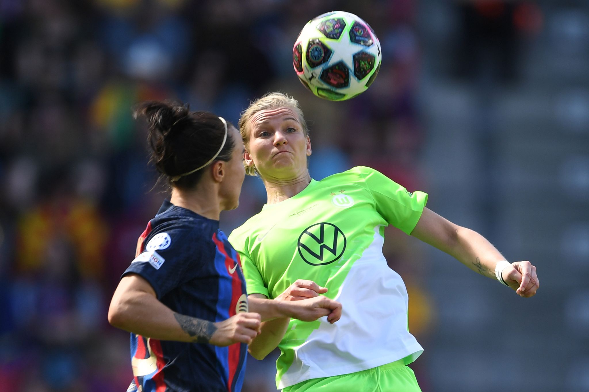 Wolfsburgs Alexandra Popp (r) Im Zweikampf Mit Barcelonas Lucy Bronze.
