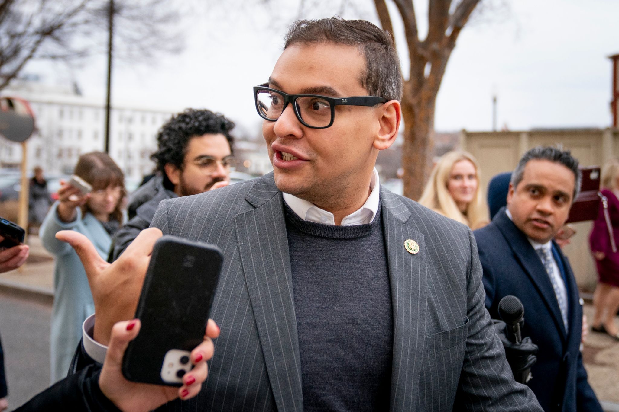Der Abgeordnete George Santos Verlässt Eine Sitzung Der Republikanischen Partei Auf Dem Capitol Hill.