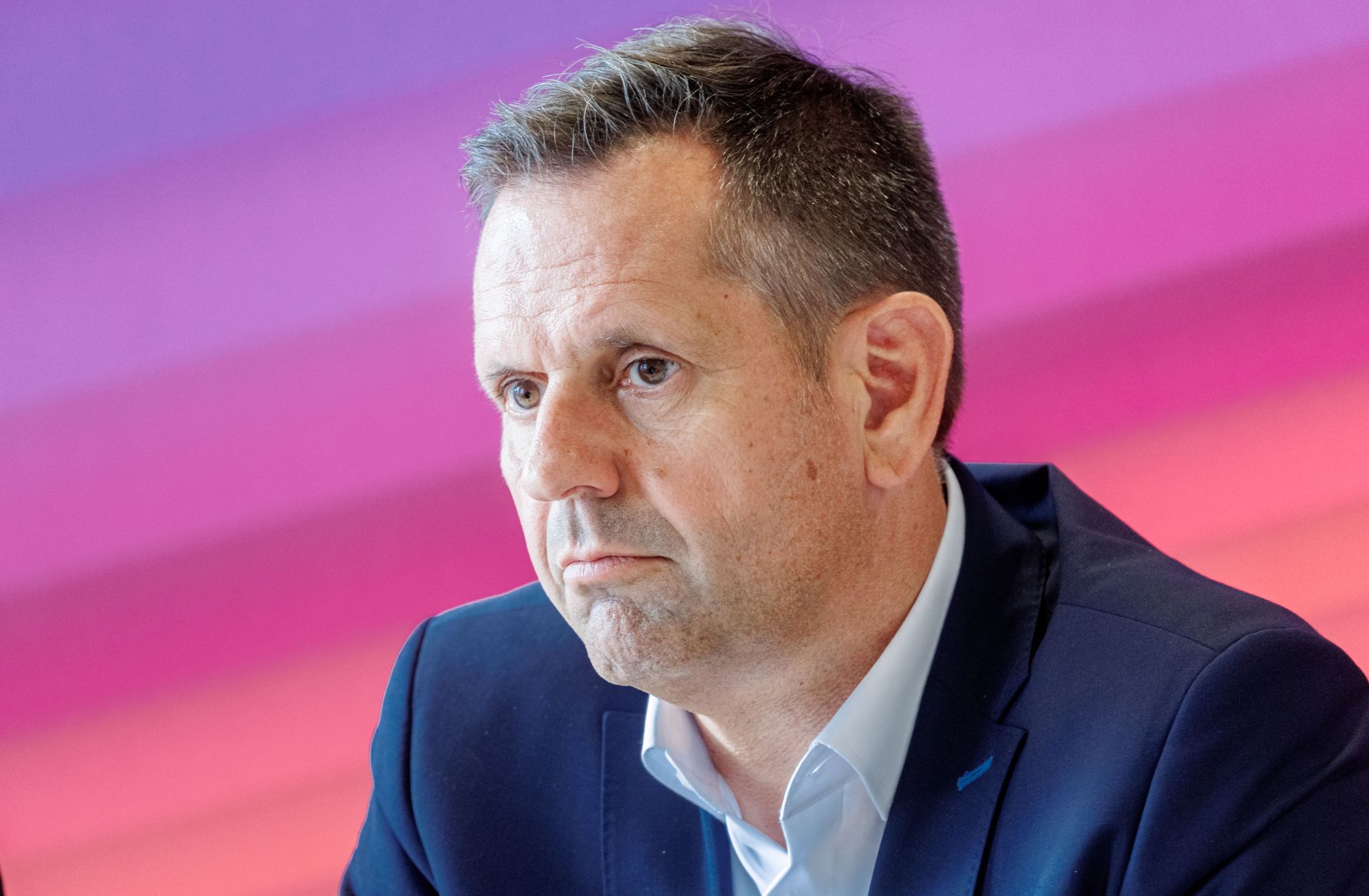 Niedersachsens Wirtschaftsminister Olaf Lies (SPD) Sitzt Auf Einer Pressekonferenz.