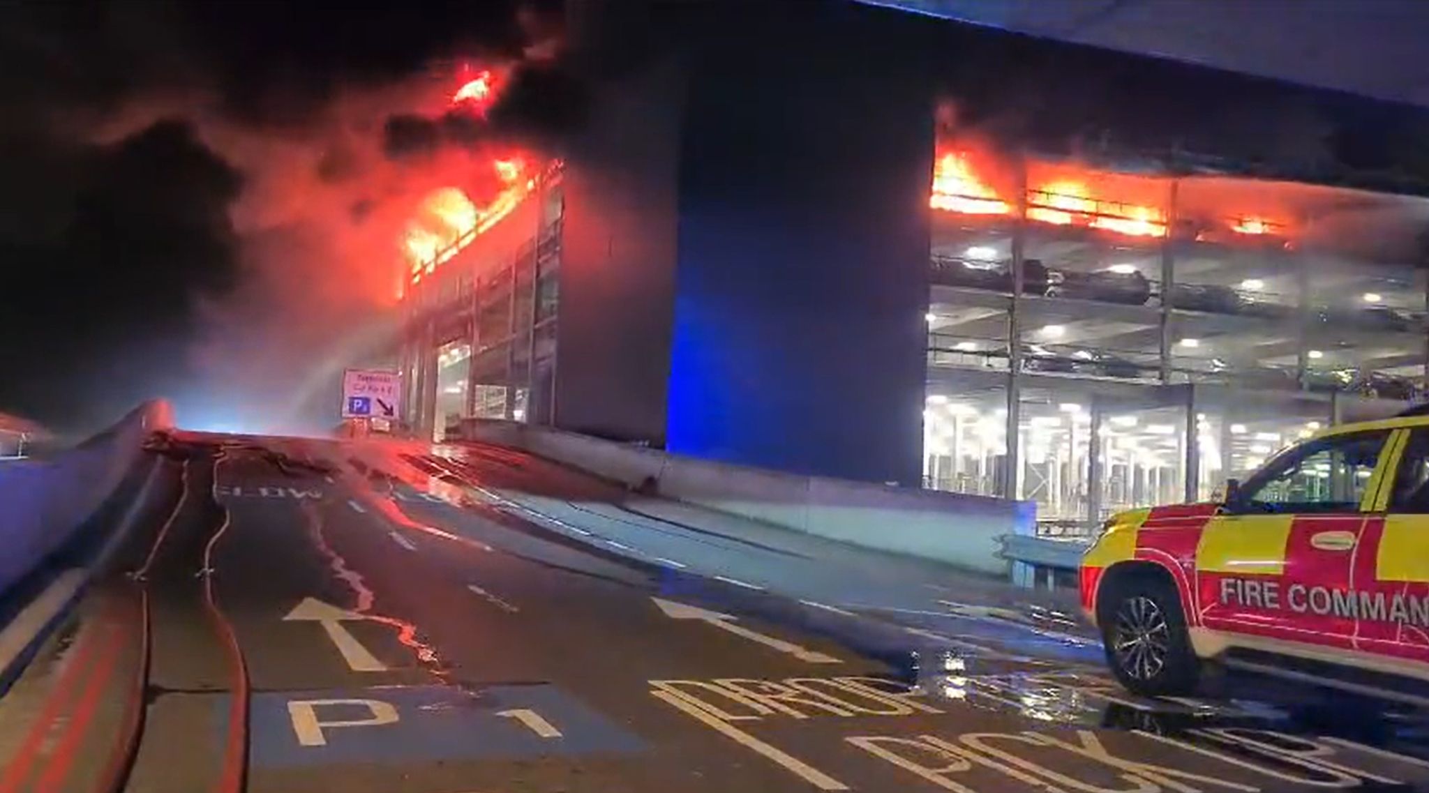 Flammen In Einem Parkhaus Am Londoner Flughafen Luton.