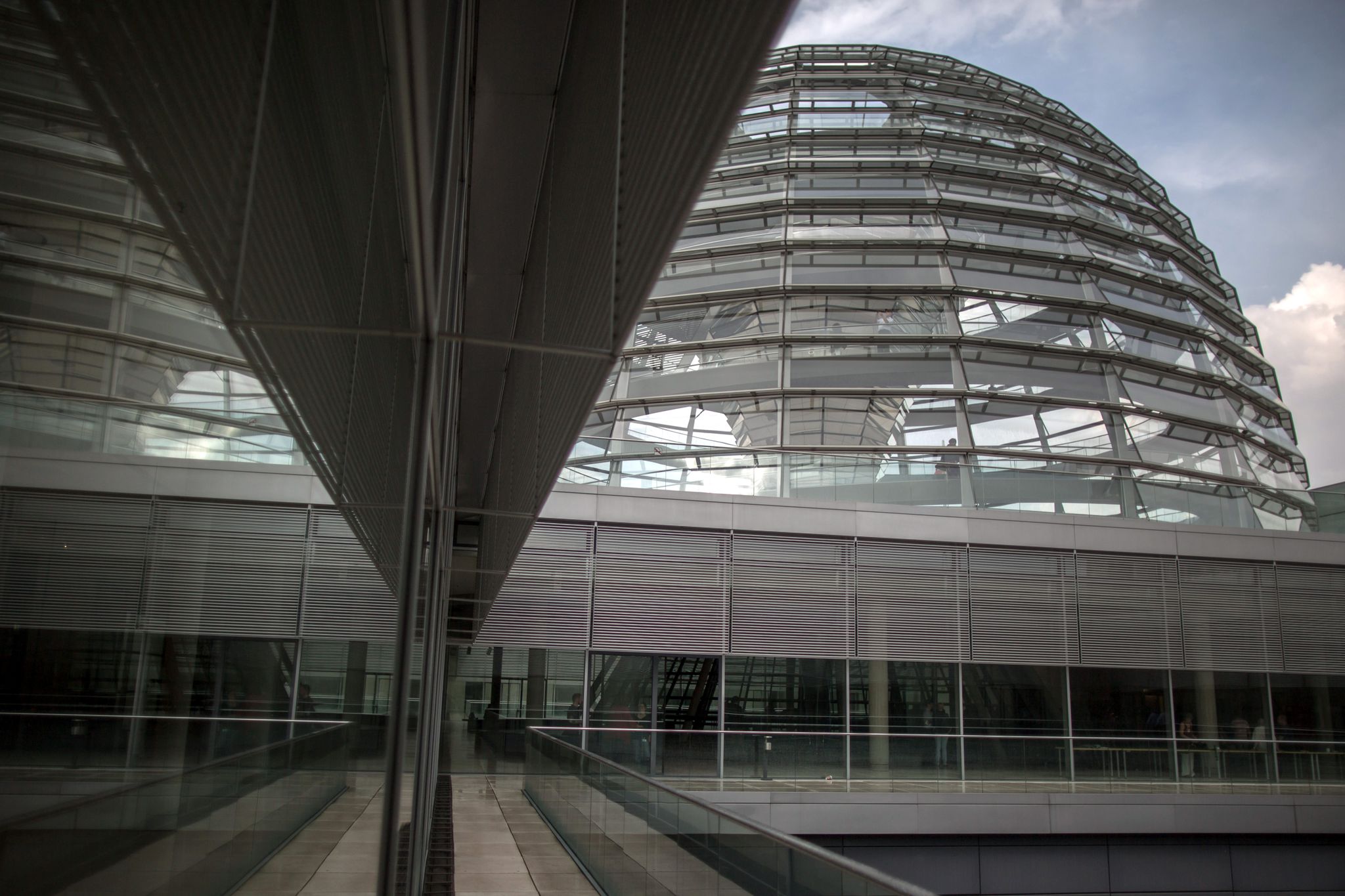 Die Kuppel Auf Dem Ehemaligen Reichstagsgebäude, Dem Sitz Des Deutschen Bundestags.